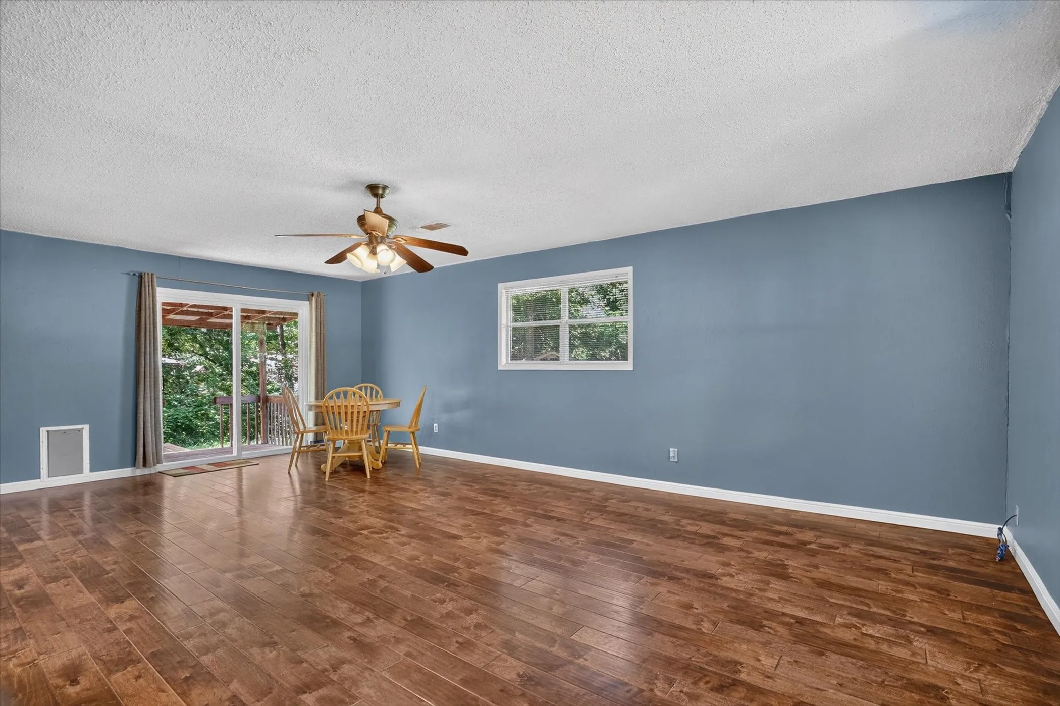 Single Family Residence For Sale in Hood County , 427 Whippoorwill Drive, Granbury, Texas 76049, 2 Bedroom, 1 Bathroom, Garage spaces, 1,056 Sqft, built in 1978, mls#21313903, Real Estate Agent in Granbury, Homes For Sale in Hood county, Homes For Sale in Granbury, Realtor in Granbury Texas, Real Estate Brokerage Independent Realty Texas, Luminita Cordes Realtor