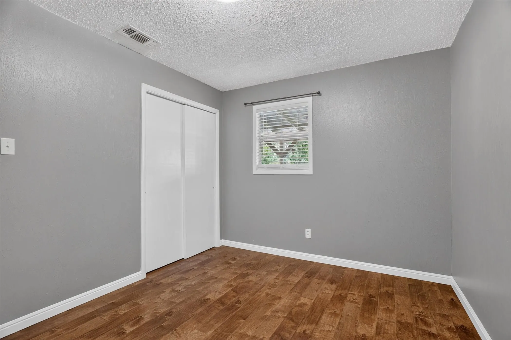 Single Family Residence For Sale in Hood County , 427 Whippoorwill Drive, Granbury, Texas 76049, 2 Bedroom, 1 Bathroom, Garage spaces, 1,056 Sqft, built in 1978, mls#21313903, Real Estate Agent in Granbury, Homes For Sale in Hood county, Homes For Sale in Granbury, Realtor in Granbury Texas, Real Estate Brokerage Independent Realty Texas, Luminita Cordes Realtor
