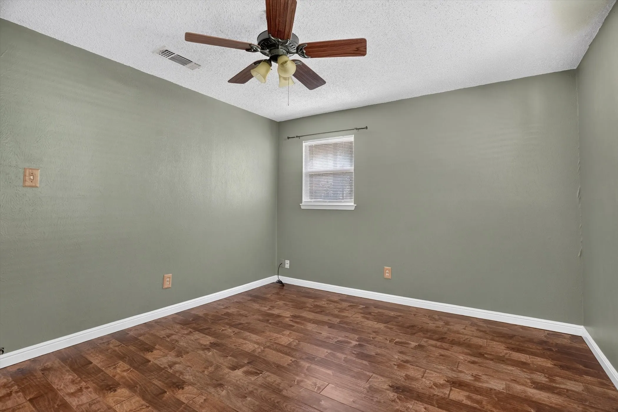 Single Family Residence For Sale in Hood County , 427 Whippoorwill Drive, Granbury, Texas 76049, 2 Bedroom, 1 Bathroom, Garage spaces, 1,056 Sqft, built in 1978, mls#21313903, Real Estate Agent in Granbury, Homes For Sale in Hood county, Homes For Sale in Granbury, Realtor in Granbury Texas, Real Estate Brokerage Independent Realty Texas, Luminita Cordes Realtor