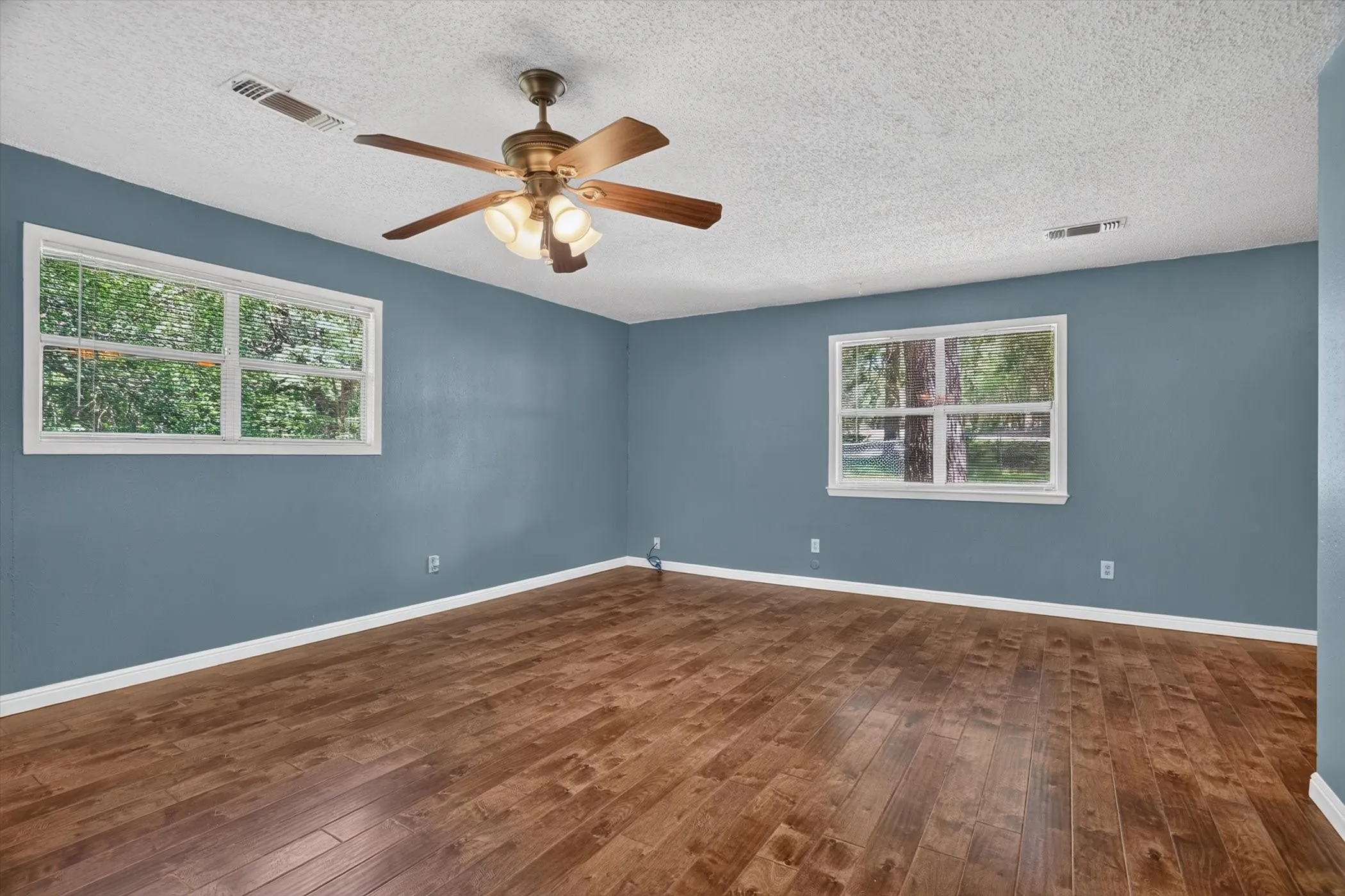Single Family Residence For Sale in Hood County , 427 Whippoorwill Drive, Granbury, Texas 76049, 2 Bedroom, 1 Bathroom, Garage spaces, 1,056 Sqft, built in 1978, mls#21313903, Real Estate Agent in Granbury, Homes For Sale in Hood county, Homes For Sale in Granbury, Realtor in Granbury Texas, Real Estate Brokerage Independent Realty Texas, Luminita Cordes Realtor