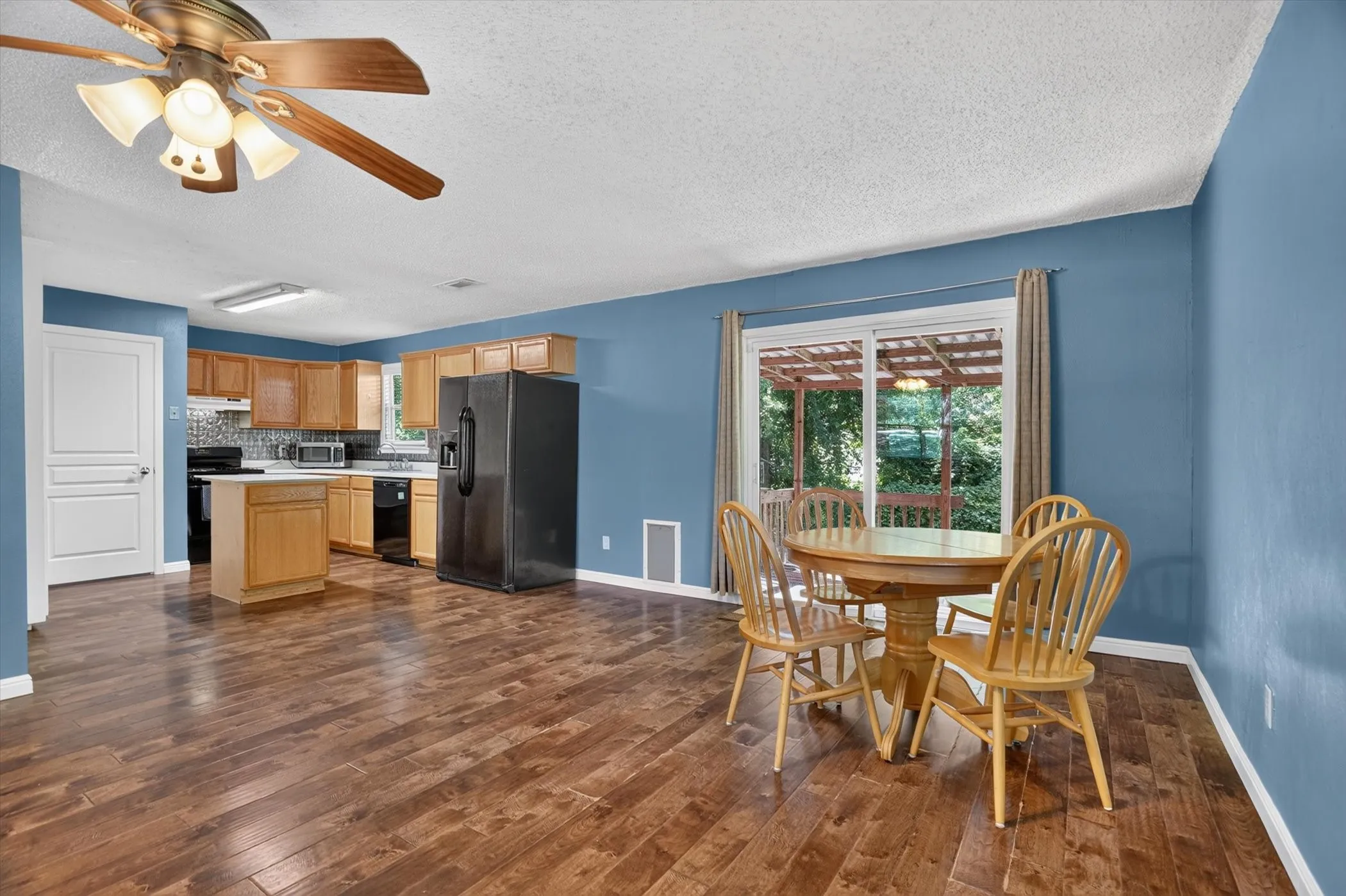 Single Family Residence For Sale in Hood County , 427 Whippoorwill Drive, Granbury, Texas 76049, 2 Bedroom, 1 Bathroom, Garage spaces, 1,056 Sqft, built in 1978, mls#21313903, Real Estate Agent in Granbury, Homes For Sale in Hood county, Homes For Sale in Granbury, Realtor in Granbury Texas, Real Estate Brokerage Independent Realty Texas, Luminita Cordes Realtor