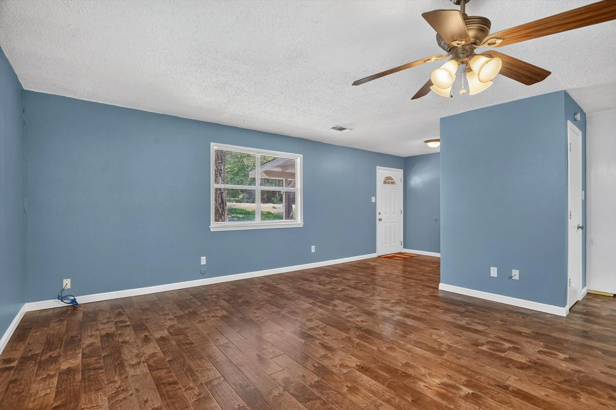 Single Family Residence For Sale in Hood County , 427 Whippoorwill Drive, Granbury, Texas 76049, 2 Bedroom, 1 Bathroom, Garage spaces, 1,056 Sqft, built in 1978, mls#21313903, Real Estate Agent in Granbury, Homes For Sale in Hood county, Homes For Sale in Granbury, Realtor in Granbury Texas, Real Estate Brokerage Independent Realty Texas, Luminita Cordes Realtor