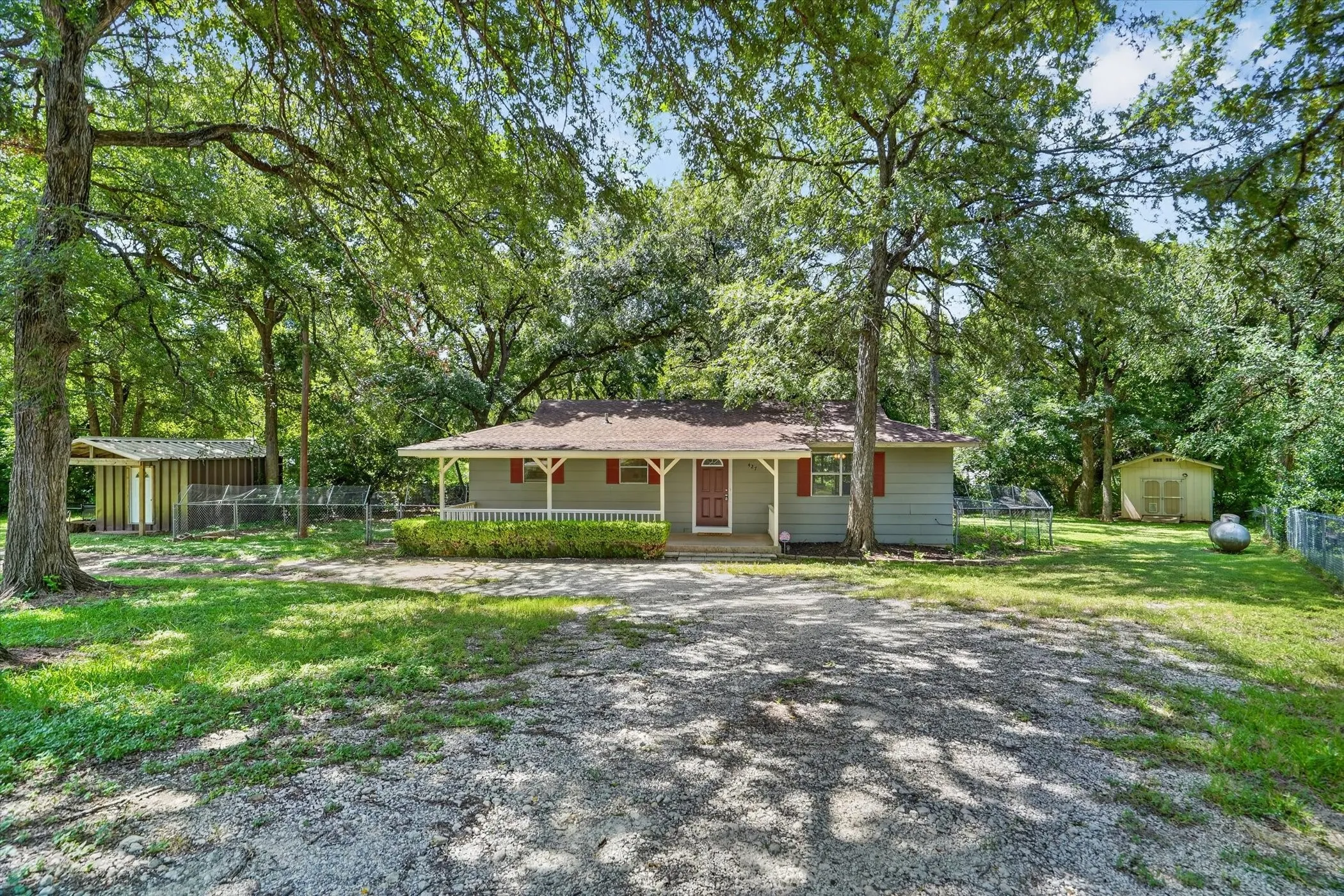 Single Family Residence For Sale in Hood County , 427 Whippoorwill Drive, Granbury, Texas 76049, 2 Bedroom, 1 Bathroom, Garage spaces, 1,056 Sqft, built in 1978, mls#21313903, Real Estate Agent in Granbury, Homes For Sale in Hood county, Homes For Sale in Granbury, Realtor in Granbury Texas, Real Estate Brokerage Independent Realty Texas, Luminita Cordes Realtor