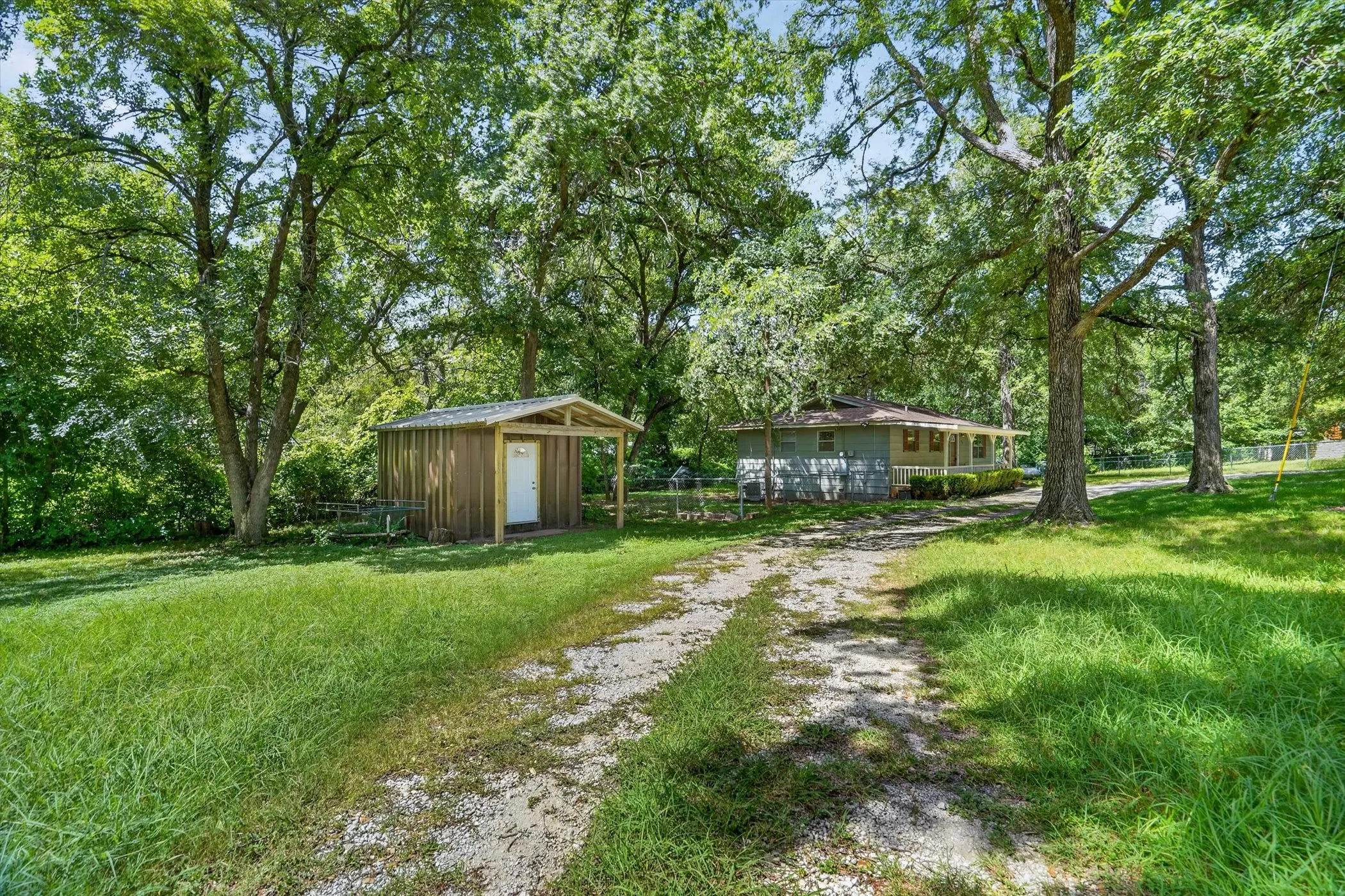 Single Family Residence For Sale in Hood County , 427 Whippoorwill Drive, Granbury, Texas 76049, 2 Bedroom, 1 Bathroom, Garage spaces, 1,056 Sqft, built in 1978, mls#21313903, Real Estate Agent in Granbury, Homes For Sale in Hood county, Homes For Sale in Granbury, Realtor in Granbury Texas, Real Estate Brokerage Independent Realty Texas, Luminita Cordes Realtor
