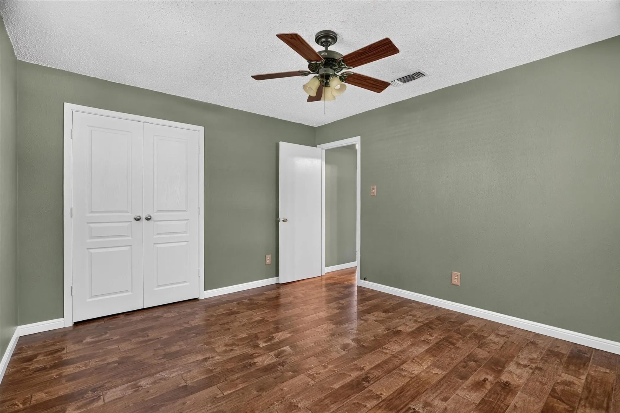 Single Family Residence For Sale in Hood County , 427 Whippoorwill Drive, Granbury, Texas 76049, 2 Bedroom, 1 Bathroom, Garage spaces, 1,056 Sqft, built in 1978, mls#21313903, Real Estate Agent in Granbury, Homes For Sale in Hood county, Homes For Sale in Granbury, Realtor in Granbury Texas, Real Estate Brokerage Independent Realty Texas, Luminita Cordes Realtor