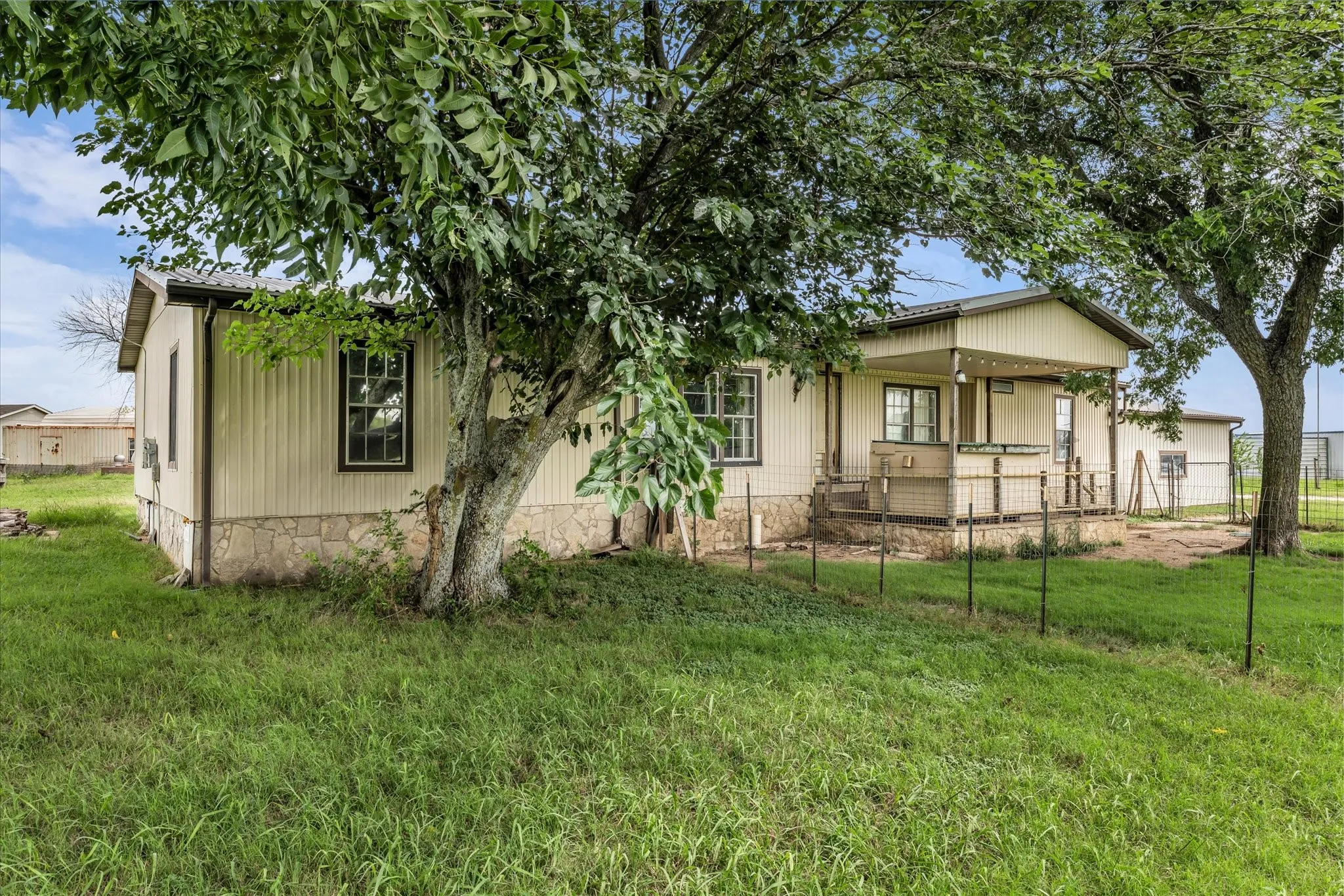 Manufactured Home For Sale in Johnson County , 1524 County Road 1107B, Cleburne, Texas 76031, 3 Bedroom, 2 Bathroom, 2 Garage spaces, 1,876 Sqft, built in 1982, mls#21314132, Real Estate Agent in Cleburne, Homes For Sale in Johnson county, Homes For Sale in Cleburne, Realtor in Cleburne Texas, Real Estate Brokerage Independent Realty Texas, Luminita Cordes Realtor