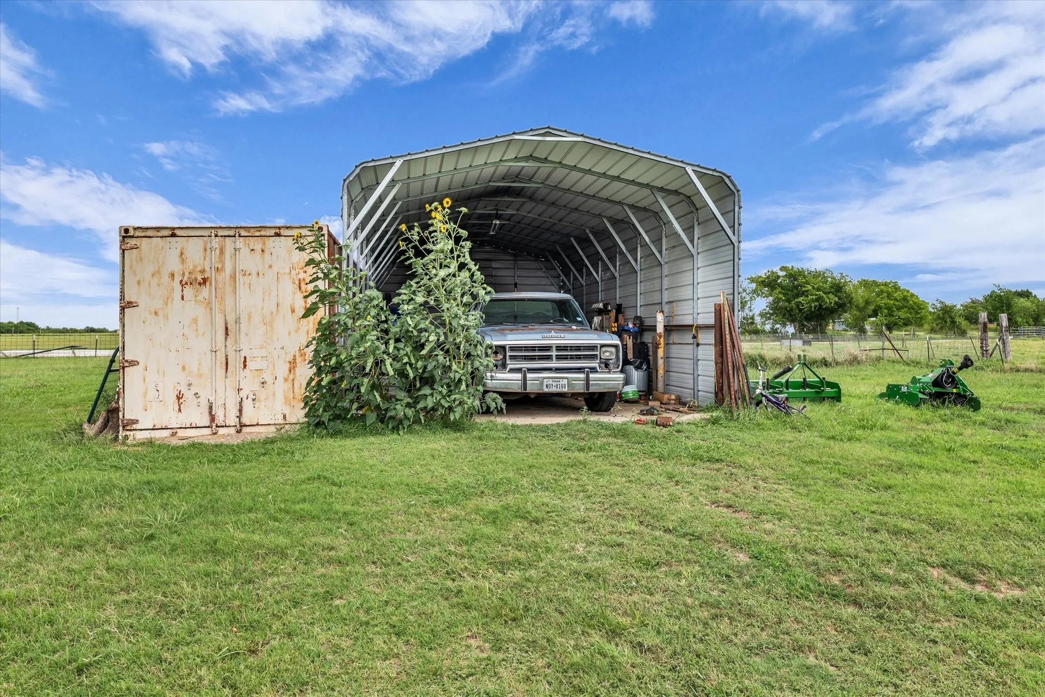 Metal carport structure