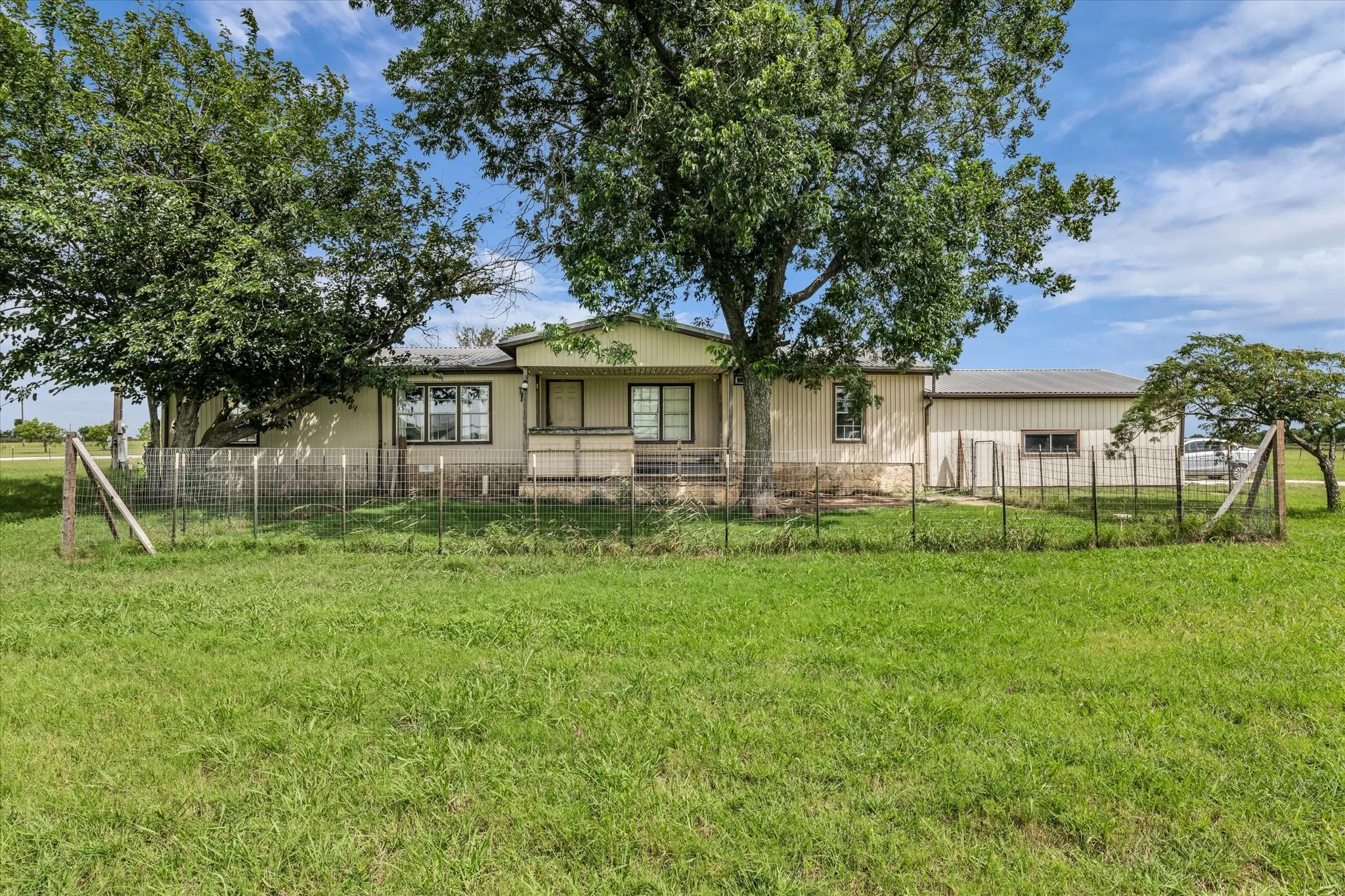 Manufactured Home For Sale in Johnson County , 1524 County Road 1107B, Cleburne, Texas 76031, 3 Bedroom, 2 Bathroom, 2 Garage spaces, 1,876 Sqft, built in 1982, mls#21314132, Real Estate Agent in Cleburne, Homes For Sale in Johnson county, Homes For Sale in Cleburne, Realtor in Cleburne Texas, Real Estate Brokerage Independent Realty Texas, Luminita Cordes Realtor