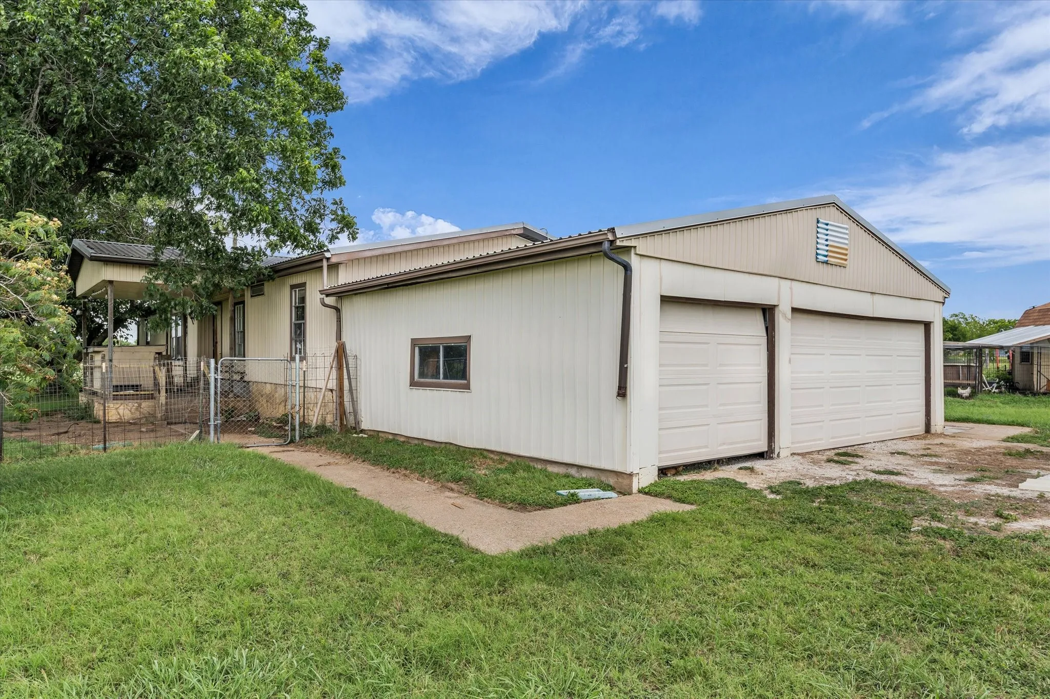Manufactured Home For Sale in Johnson County , 1524 County Road 1107B, Cleburne, Texas 76031, 3 Bedroom, 2 Bathroom, 2 Garage spaces, 1,876 Sqft, built in 1982, mls#21314132, Real Estate Agent in Cleburne, Homes For Sale in Johnson county, Homes For Sale in Cleburne, Realtor in Cleburne Texas, Real Estate Brokerage Independent Realty Texas, Luminita Cordes Realtor