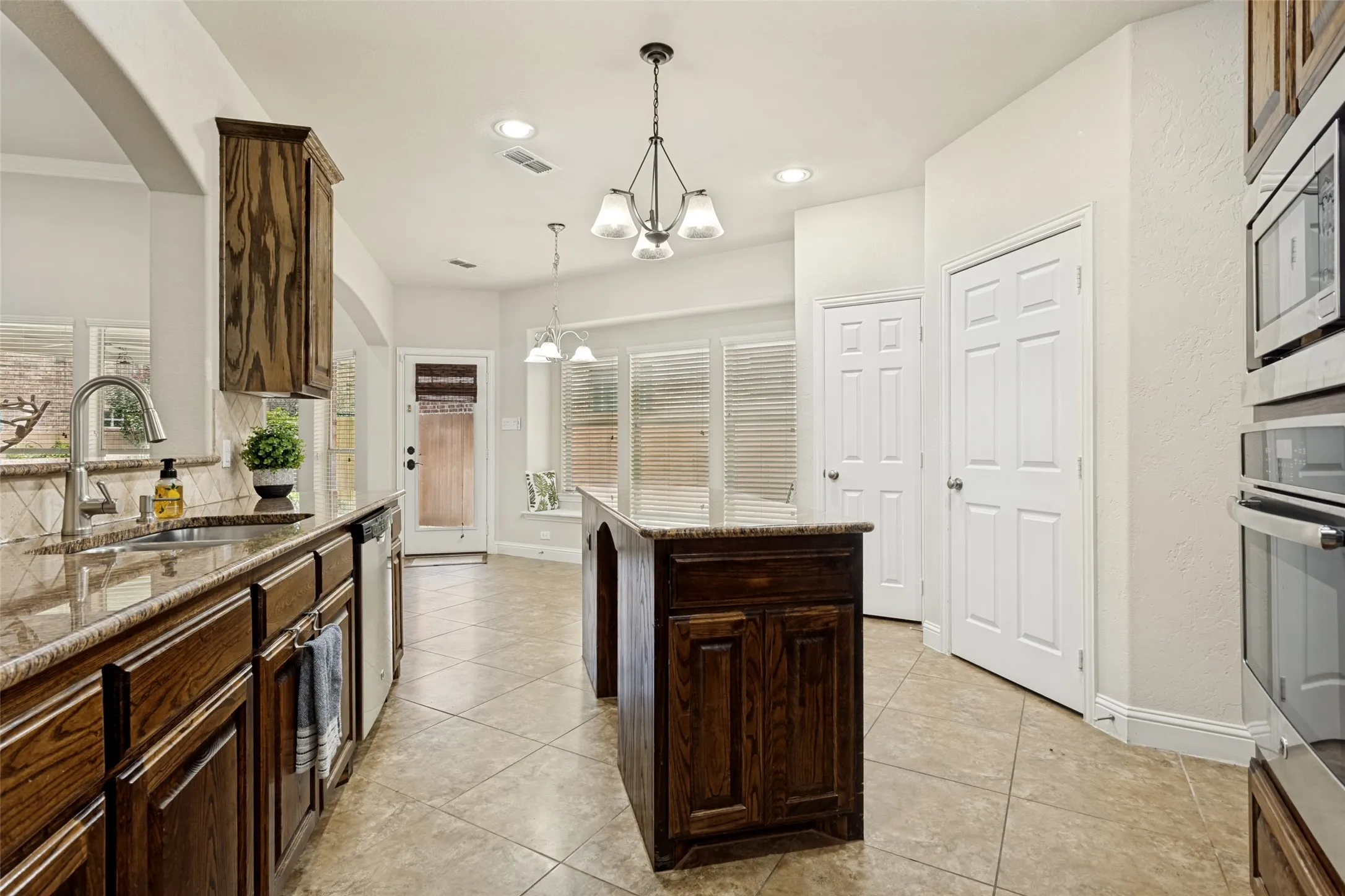 Single Family Residence For Sale in Dallas County , 5529 Dearborn Lane, Garland, Texas 75040, 3 Bedroom, 3 Bathroom, 2 Garage spaces, 2,772 Sqft, built in 2014, mls#21311142, Real Estate Agent in Garland, Homes For Sale in Dallas county, Homes For Sale in Garland, Realtor in Garland Texas, Real Estate Brokerage Independent Realty Texas, Luminita Cordes Realtor