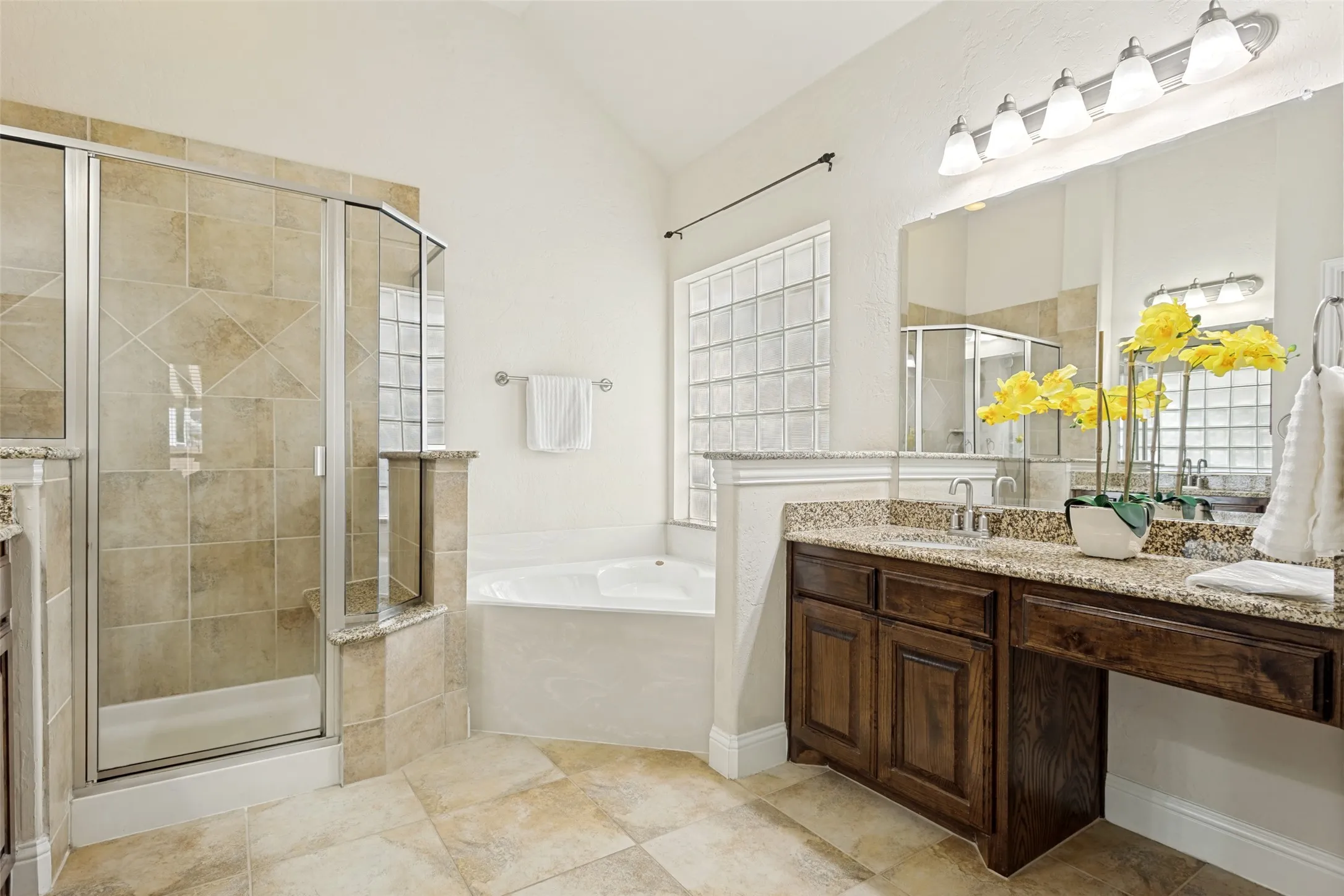 Single Family Residence For Sale in Dallas County , 5529 Dearborn Lane, Garland, Texas 75040, 3 Bedroom, 3 Bathroom, 2 Garage spaces, 2,772 Sqft, built in 2014, mls#21311142, Real Estate Agent in Garland, Homes For Sale in Dallas county, Homes For Sale in Garland, Realtor in Garland Texas, Real Estate Brokerage Independent Realty Texas, Luminita Cordes Realtor