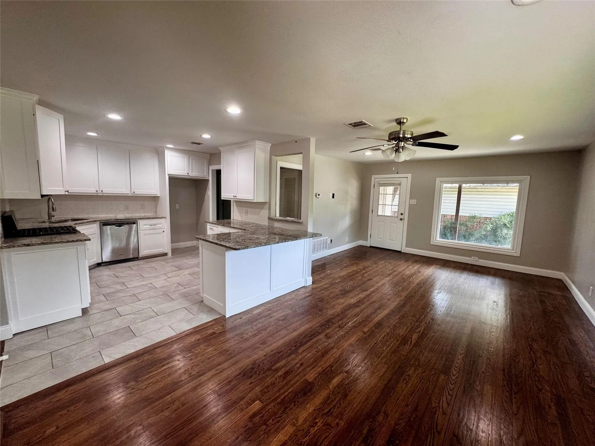 Single Family Residence For Sale in Tarrant County , 4657 Selkirk Drive, Fort Worth, Texas 76109, 3 Bedroom, 2 Bathroom, 2 Garage spaces, 1,504 Sqft, built in 1952, mls#21317003, Real Estate Agent in Fort Worth, Homes For Sale in Tarrant county, Homes For Sale in Fort Worth, Realtor in Fort Worth Texas, Real Estate Brokerage Independent Realty Texas, Luminita Cordes Realtor