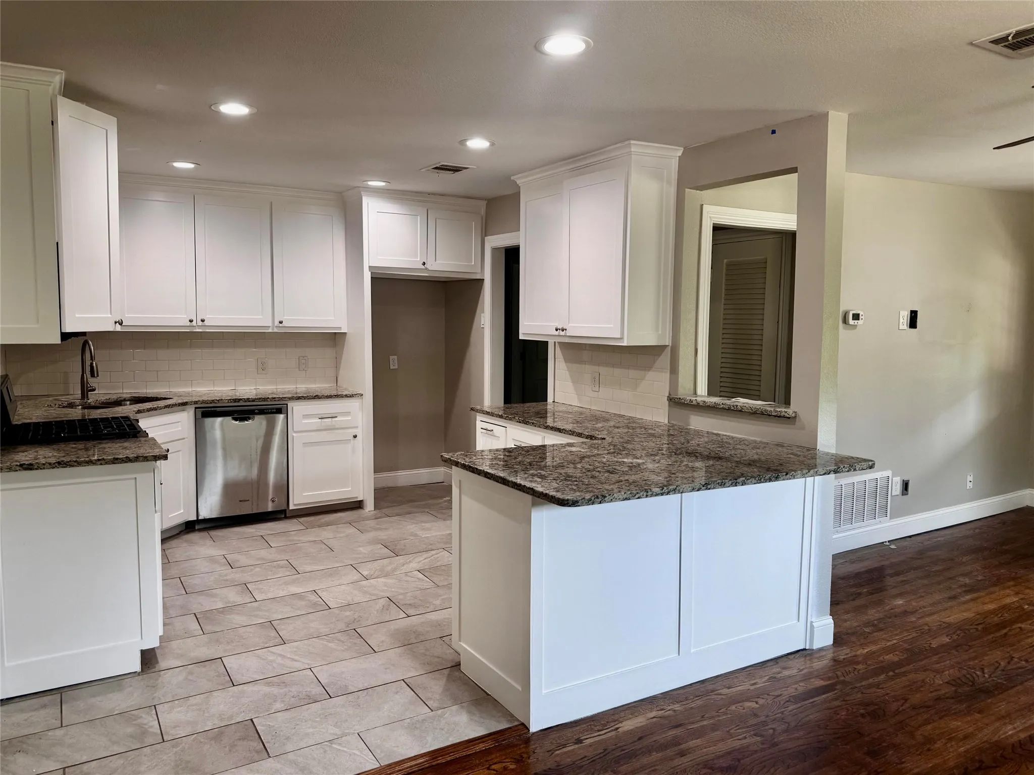 Single Family Residence For Sale in Tarrant County , 4657 Selkirk Drive, Fort Worth, Texas 76109, 3 Bedroom, 2 Bathroom, 2 Garage spaces, 1,504 Sqft, built in 1952, mls#21317003, Real Estate Agent in Fort Worth, Homes For Sale in Tarrant county, Homes For Sale in Fort Worth, Realtor in Fort Worth Texas, Real Estate Brokerage Independent Realty Texas, Luminita Cordes Realtor