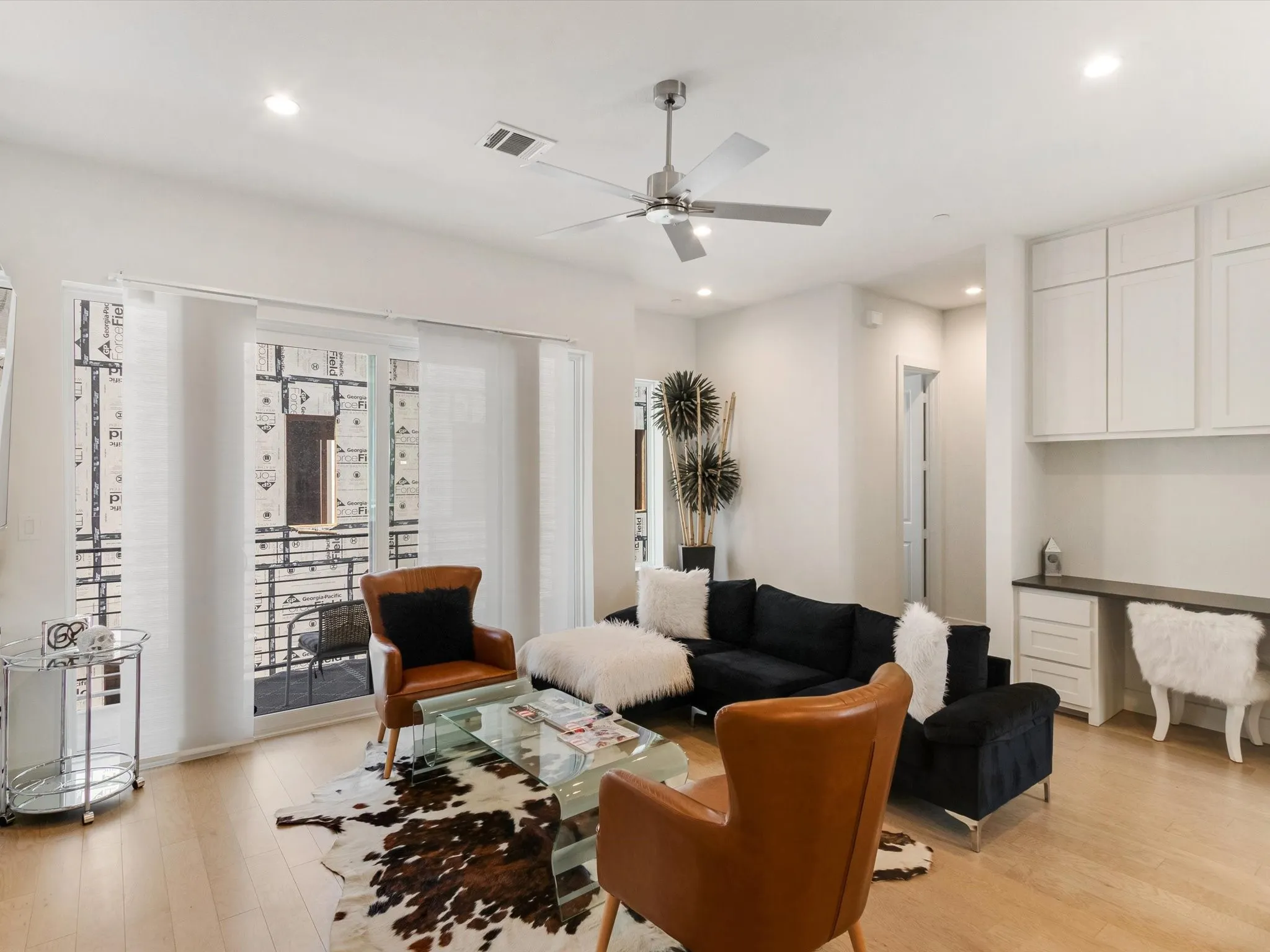 Townhouse For Rent in Dallas County , 5605 Bryan Parkway 104, Dallas, Texas 75206, 2 Bedrooms, 3 Bathrooms, 2 Garage spaces, 1,500 Sqft, built in 2019, Price $3,250, mls#21317014, Real Estate Agent in Dallas, Homes For Rent in Dallas county, Homes For Rent in Dallas, Realtor in Dallas Texas, Real Estate Brokerage Independent Realty Texas, Luminita Cordes Realtor