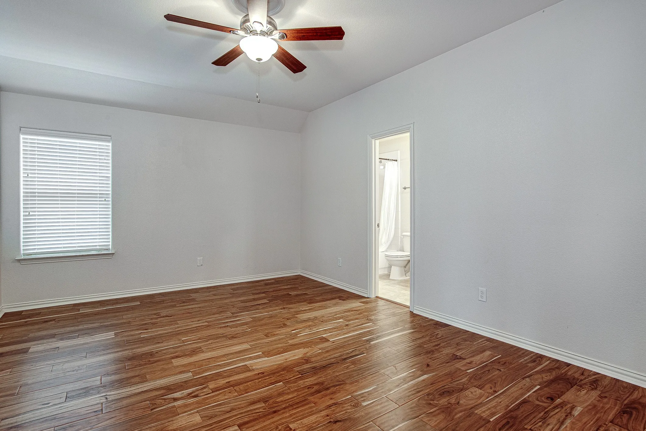 Single Family Residence For Rent in Tarrant County , 828 Thomas Crossing Drive, Fort Worth, Texas 76028, 4 Bedroom, 4 Bathroom, 3 Garage spaces, 4,287 Sqft, built in 2004, Price $4,000, mls#21317019, Real Estate Agent in Fort Worth, Homes For Rent in Tarrant county, Homes For Rent in Fort Worth, Realtor in Fort Worth Texas, Real Estate Brokerage Independent Realty Texas, Luminita Cordes Realtor