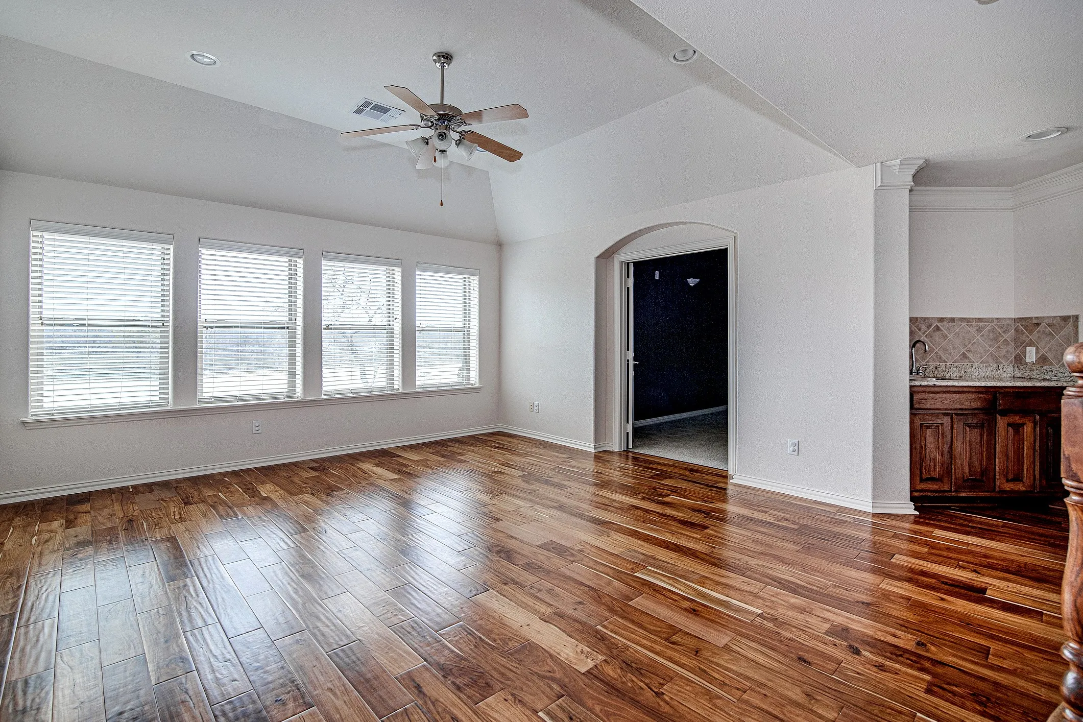 Single Family Residence For Rent in Tarrant County , 828 Thomas Crossing Drive, Fort Worth, Texas 76028, 4 Bedroom, 4 Bathroom, 3 Garage spaces, 4,287 Sqft, built in 2004, Price $4,000, mls#21317019, Real Estate Agent in Fort Worth, Homes For Rent in Tarrant county, Homes For Rent in Fort Worth, Realtor in Fort Worth Texas, Real Estate Brokerage Independent Realty Texas, Luminita Cordes Realtor