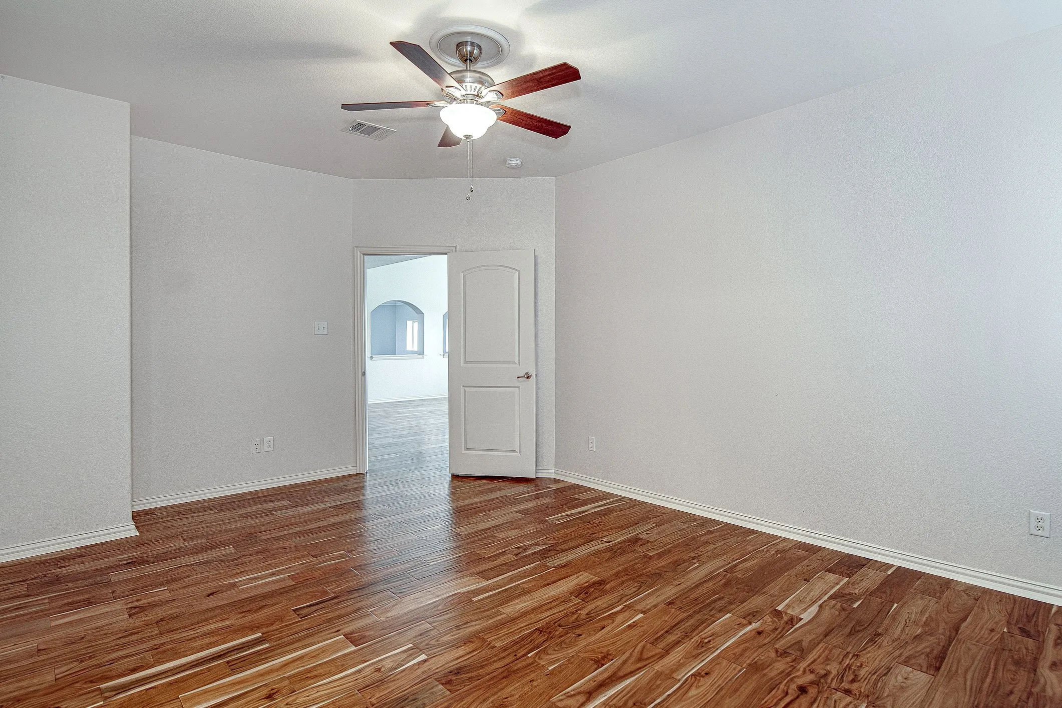 Single Family Residence For Rent in Tarrant County , 828 Thomas Crossing Drive, Fort Worth, Texas 76028, 4 Bedroom, 4 Bathroom, 3 Garage spaces, 4,287 Sqft, built in 2004, Price $4,000, mls#21317019, Real Estate Agent in Fort Worth, Homes For Rent in Tarrant county, Homes For Rent in Fort Worth, Realtor in Fort Worth Texas, Real Estate Brokerage Independent Realty Texas, Luminita Cordes Realtor
