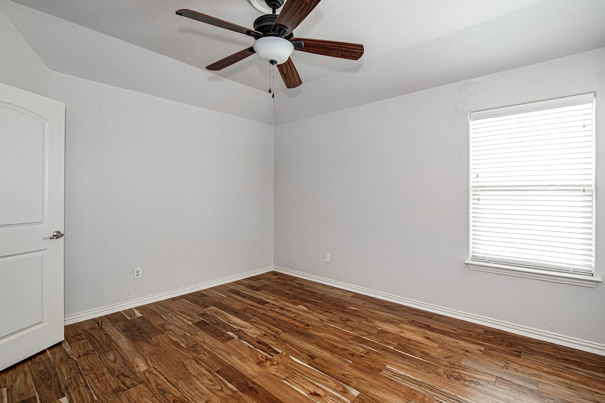 Single Family Residence For Rent in Tarrant County , 828 Thomas Crossing Drive, Fort Worth, Texas 76028, 4 Bedroom, 4 Bathroom, 3 Garage spaces, 4,287 Sqft, built in 2004, Price $4,000, mls#21317019, Real Estate Agent in Fort Worth, Homes For Rent in Tarrant county, Homes For Rent in Fort Worth, Realtor in Fort Worth Texas, Real Estate Brokerage Independent Realty Texas, Luminita Cordes Realtor