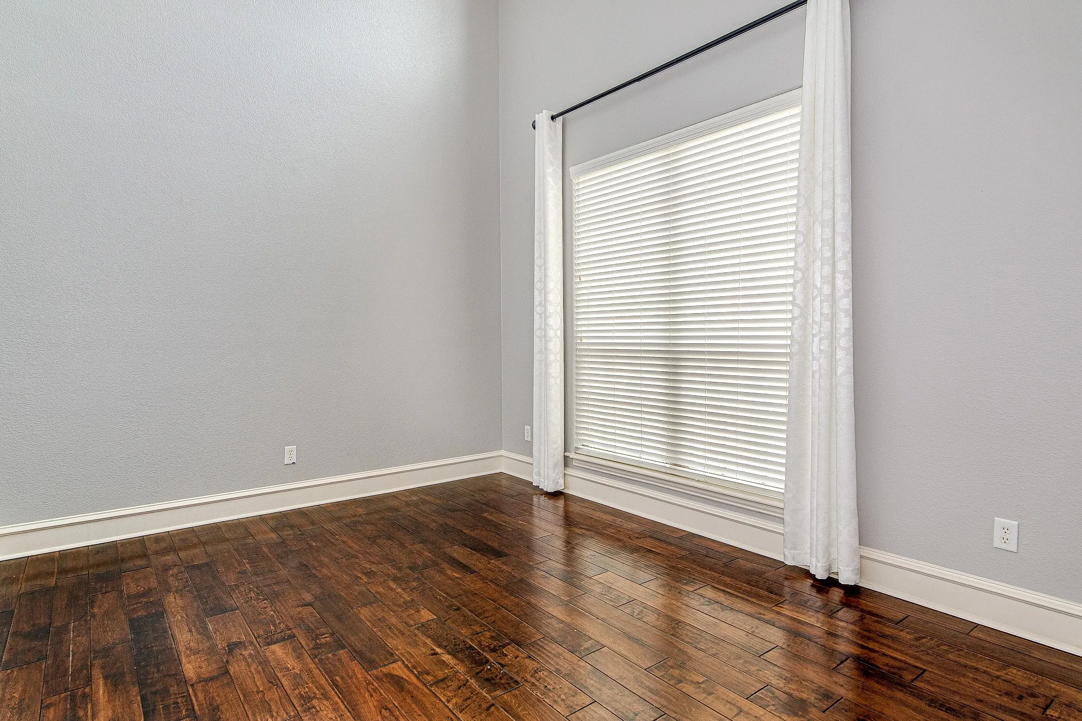 Single Family Residence For Rent in Tarrant County , 828 Thomas Crossing Drive, Fort Worth, Texas 76028, 4 Bedroom, 4 Bathroom, 3 Garage spaces, 4,287 Sqft, built in 2004, Price $4,000, mls#21317019, Real Estate Agent in Fort Worth, Homes For Rent in Tarrant county, Homes For Rent in Fort Worth, Realtor in Fort Worth Texas, Real Estate Brokerage Independent Realty Texas, Luminita Cordes Realtor