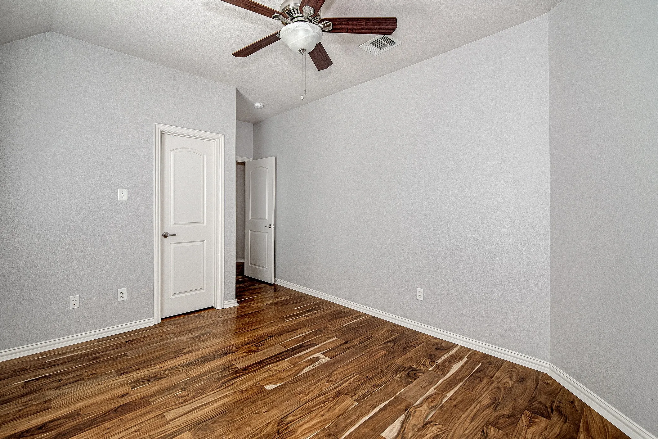 Single Family Residence For Rent in Tarrant County , 828 Thomas Crossing Drive, Fort Worth, Texas 76028, 4 Bedroom, 4 Bathroom, 3 Garage spaces, 4,287 Sqft, built in 2004, Price $4,000, mls#21317019, Real Estate Agent in Fort Worth, Homes For Rent in Tarrant county, Homes For Rent in Fort Worth, Realtor in Fort Worth Texas, Real Estate Brokerage Independent Realty Texas, Luminita Cordes Realtor
