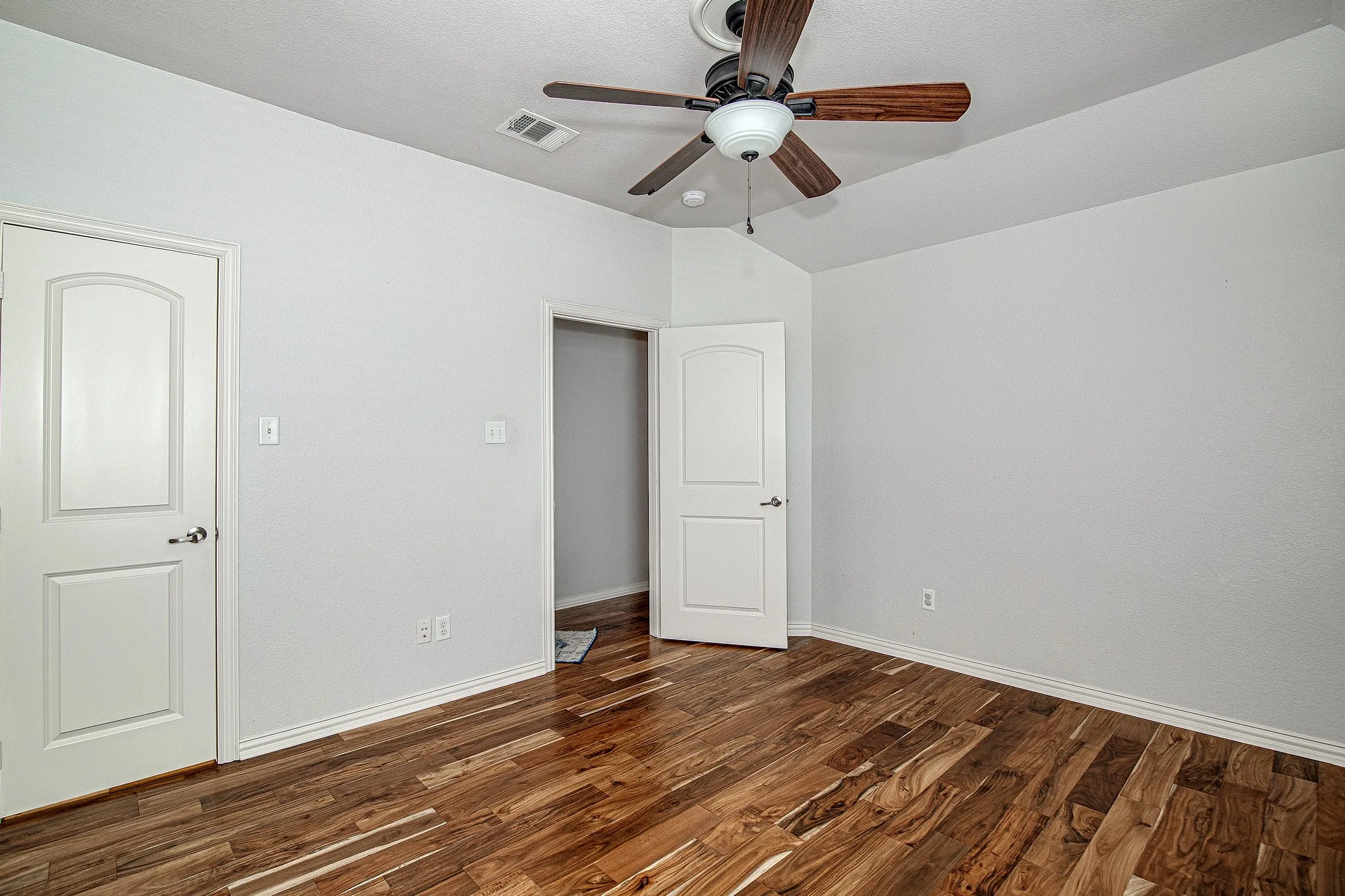 Single Family Residence For Rent in Tarrant County , 828 Thomas Crossing Drive, Fort Worth, Texas 76028, 4 Bedroom, 4 Bathroom, 3 Garage spaces, 4,287 Sqft, built in 2004, Price $4,000, mls#21317019, Real Estate Agent in Fort Worth, Homes For Rent in Tarrant county, Homes For Rent in Fort Worth, Realtor in Fort Worth Texas, Real Estate Brokerage Independent Realty Texas, Luminita Cordes Realtor