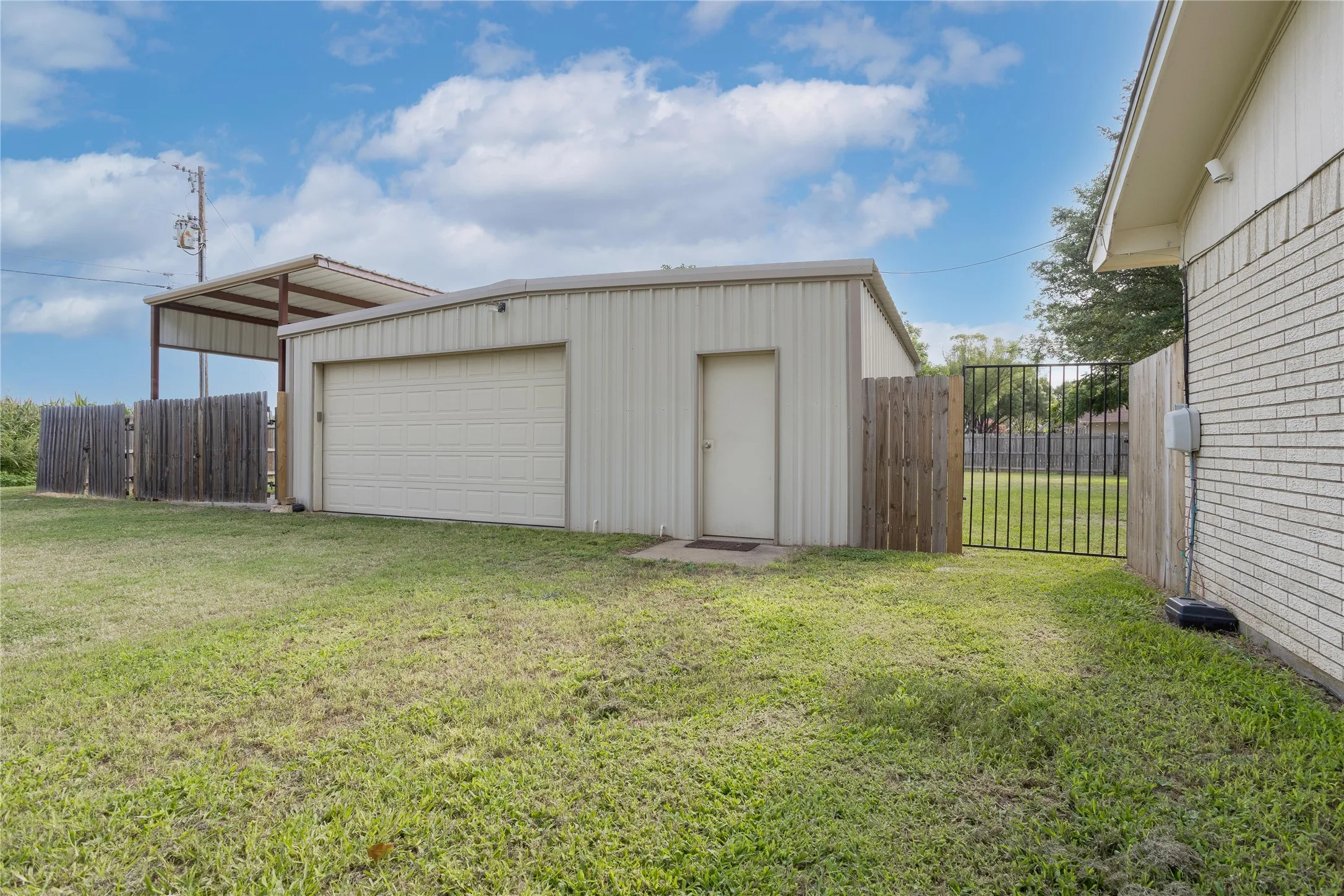 30' X 30' metal building, with power. 20' X30' shop, with 10' X 30' temperature controlled storage.