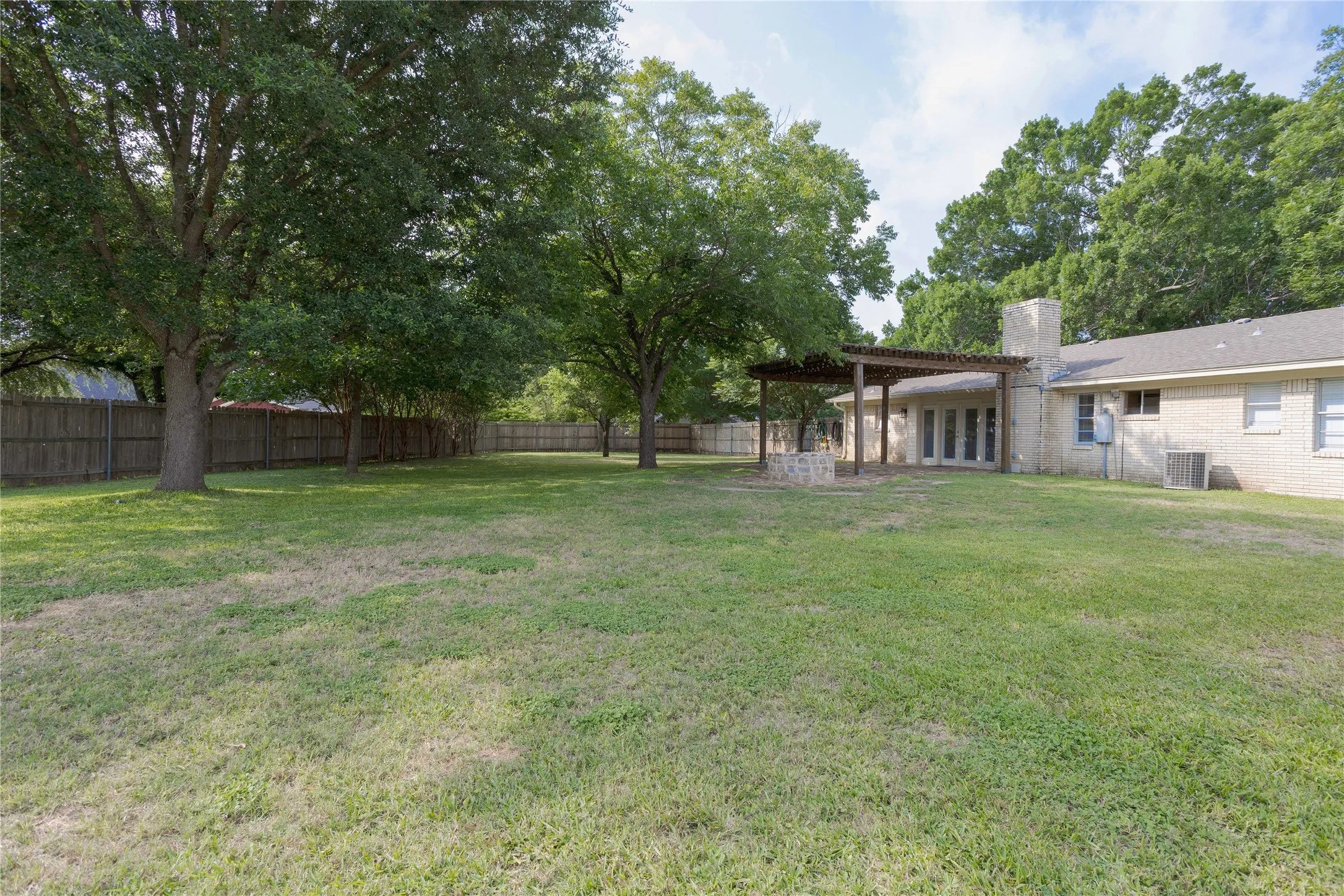 Single Family Residence For Sale in Mc Lennan County , 3999 Speegleville Road, Waco, Texas 76712, 3 Bedroom, 2 Bathroom, 2 Garage spaces, 1,434 Sqft, built in 1970, mls#21310866, Real Estate Agent in Waco, Homes For Sale in Mc Lennan county, Homes For Sale in Waco, Realtor in Waco Texas, Real Estate Brokerage Independent Realty Texas, Luminita Cordes Realtor