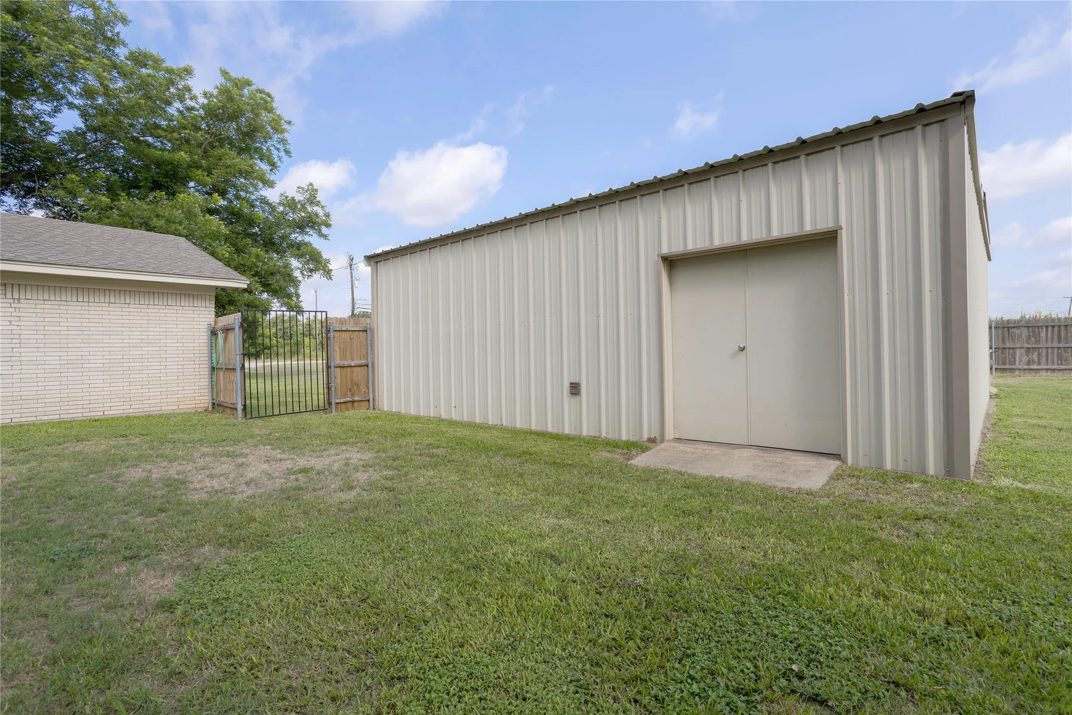 Single Family Residence For Sale in Mc Lennan County , 3999 Speegleville Road, Waco, Texas 76712, 3 Bedroom, 2 Bathroom, 2 Garage spaces, 1,434 Sqft, built in 1970, mls#21310866, Real Estate Agent in Waco, Homes For Sale in Mc Lennan county, Homes For Sale in Waco, Realtor in Waco Texas, Real Estate Brokerage Independent Realty Texas, Luminita Cordes Realtor