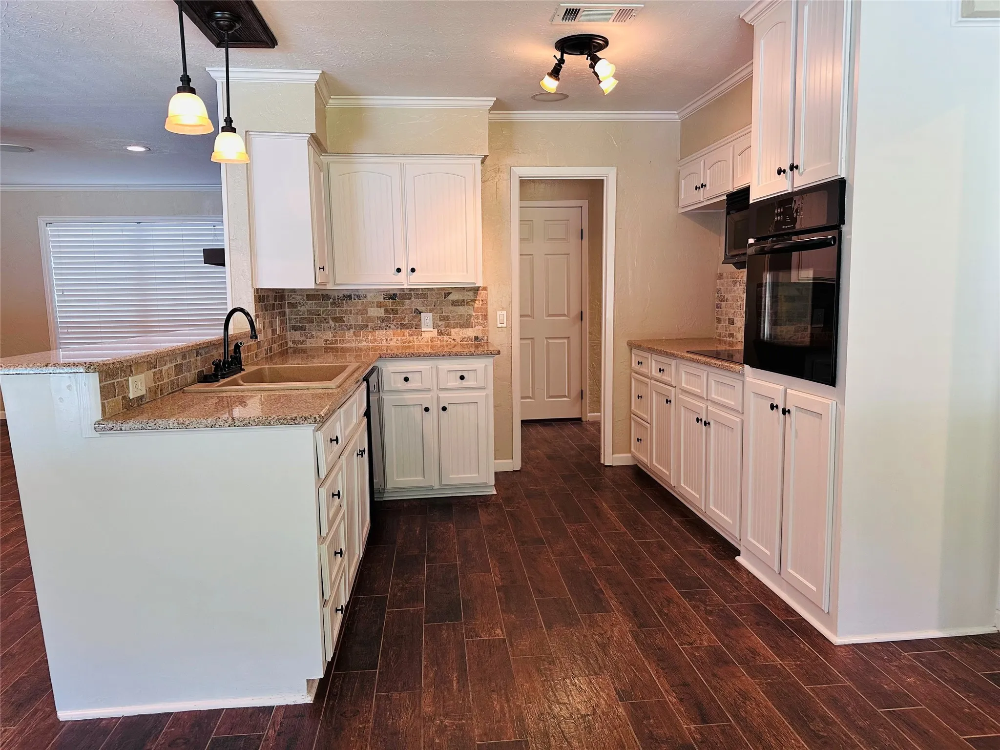 Single Family Residence For Sale in Henderson County , 3307 Bogota Street, Athens, Texas 75752, 3 Bedrooms, 2 Bathrooms, 2 Garage spaces, 1,720 Sqft, built in 1978, Price $274,500, mls#21317048, Real Estate Agent in Athens, Homes For Sale in Henderson county, Homes For Sale in Athens, Realtor in Athens Texas, Real Estate Brokerage Independent Realty Texas, Luminita Cordes Realtor