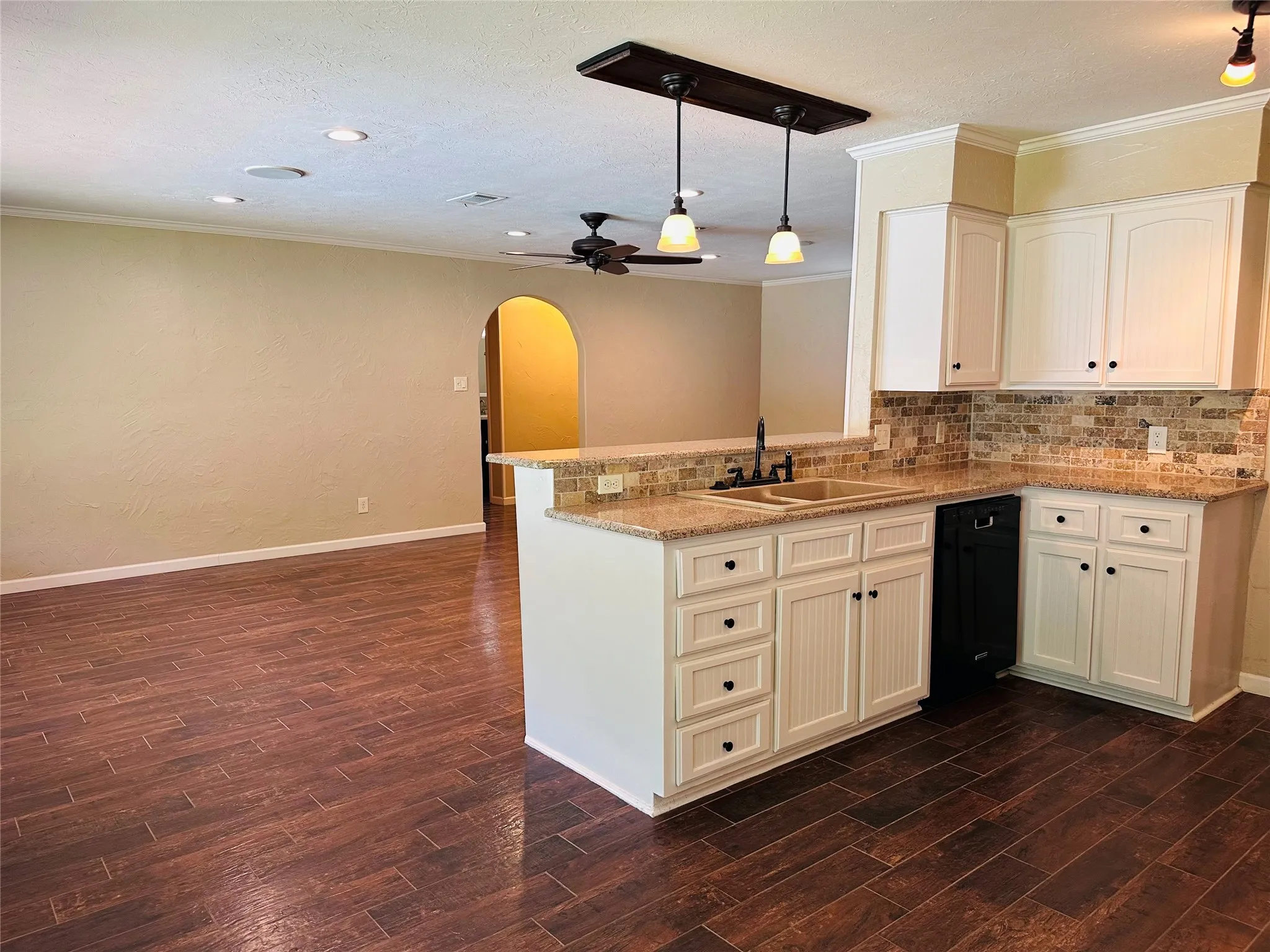 Single Family Residence For Sale in Henderson County , 3307 Bogota Street, Athens, Texas 75752, 3 Bedrooms, 2 Bathrooms, 2 Garage spaces, 1,720 Sqft, built in 1978, Price $274,500, mls#21317048, Real Estate Agent in Athens, Homes For Sale in Henderson county, Homes For Sale in Athens, Realtor in Athens Texas, Real Estate Brokerage Independent Realty Texas, Luminita Cordes Realtor
