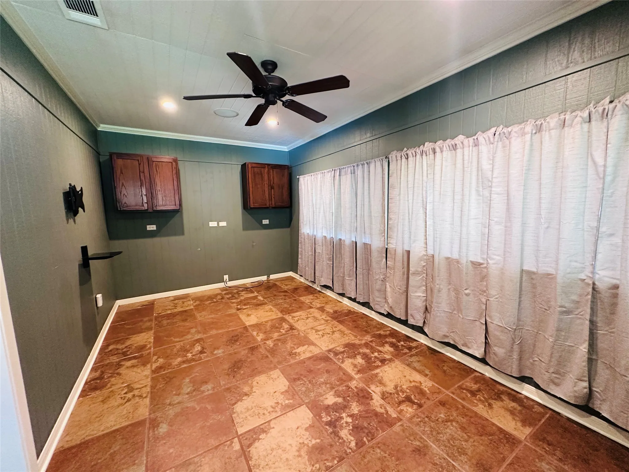 Single Family Residence For Sale in Henderson County , 3307 Bogota Street, Athens, Texas 75752, 3 Bedrooms, 2 Bathrooms, 2 Garage spaces, 1,720 Sqft, built in 1978, Price $274,500, mls#21317048, Real Estate Agent in Athens, Homes For Sale in Henderson county, Homes For Sale in Athens, Realtor in Athens Texas, Real Estate Brokerage Independent Realty Texas, Luminita Cordes Realtor
