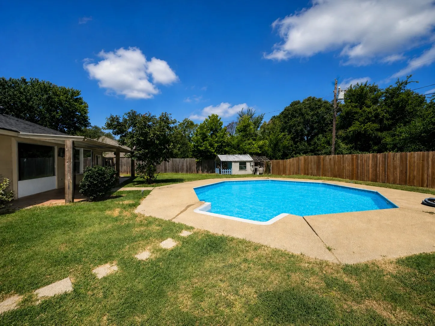 Single Family Residence For Sale in Henderson County , 3307 Bogota Street, Athens, Texas 75752, 3 Bedrooms, 2 Bathrooms, 2 Garage spaces, 1,720 Sqft, built in 1978, Price $274,500, mls#21317048, Real Estate Agent in Athens, Homes For Sale in Henderson county, Homes For Sale in Athens, Realtor in Athens Texas, Real Estate Brokerage Independent Realty Texas, Luminita Cordes Realtor