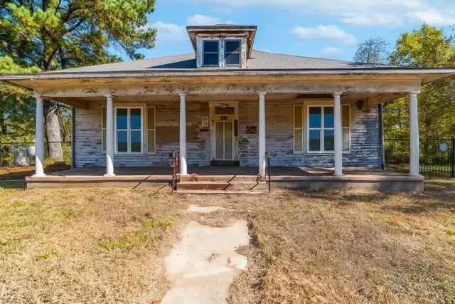 Single Family Residence For Sale in Lamar County , 579 17th Street SE, Paris, Texas 75460, 2 Bedroom, 1 Bathroom, Garage spaces, 1,812 Sqft, built in 1916, mls#21316920, Real Estate Agent in Paris, Homes For Sale in Lamar county, Homes For Sale in Paris, Realtor in Paris Texas, Real Estate Brokerage Independent Realty Texas, Luminita Cordes Realtor