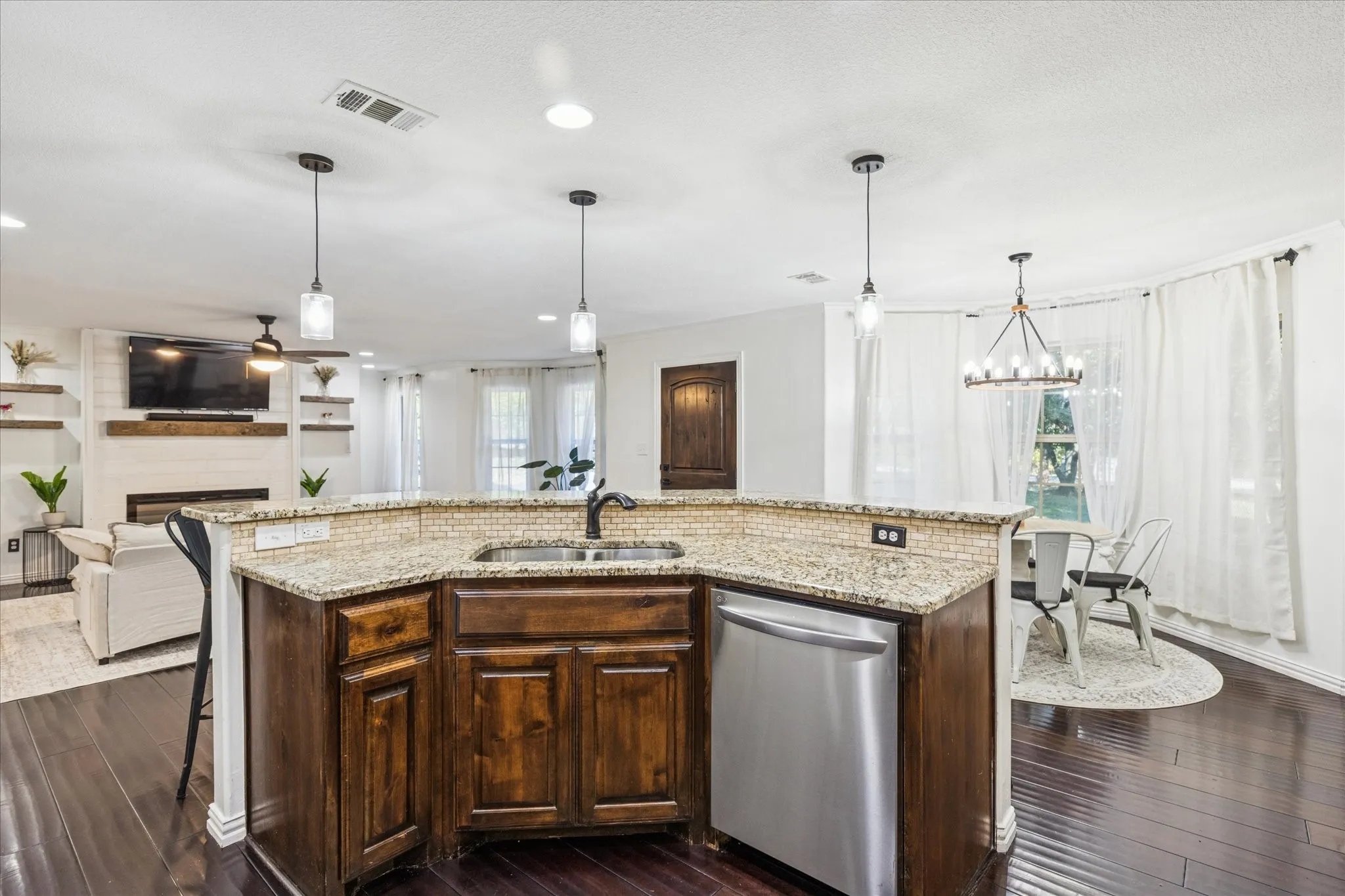 Single Family Residence For Sale in Parker County , 3390 Zion Hill Road, Weatherford, Texas 76088, 5 Bedroom, 4 Bathroom, 2 Garage spaces, 3,440 Sqft, built in 2014, mls#21316932, Real Estate Agent in Weatherford, Homes For Sale in Parker county, Homes For Sale in Weatherford, Realtor in Weatherford Texas, Real Estate Brokerage Independent Realty Texas, Luminita Cordes Realtor