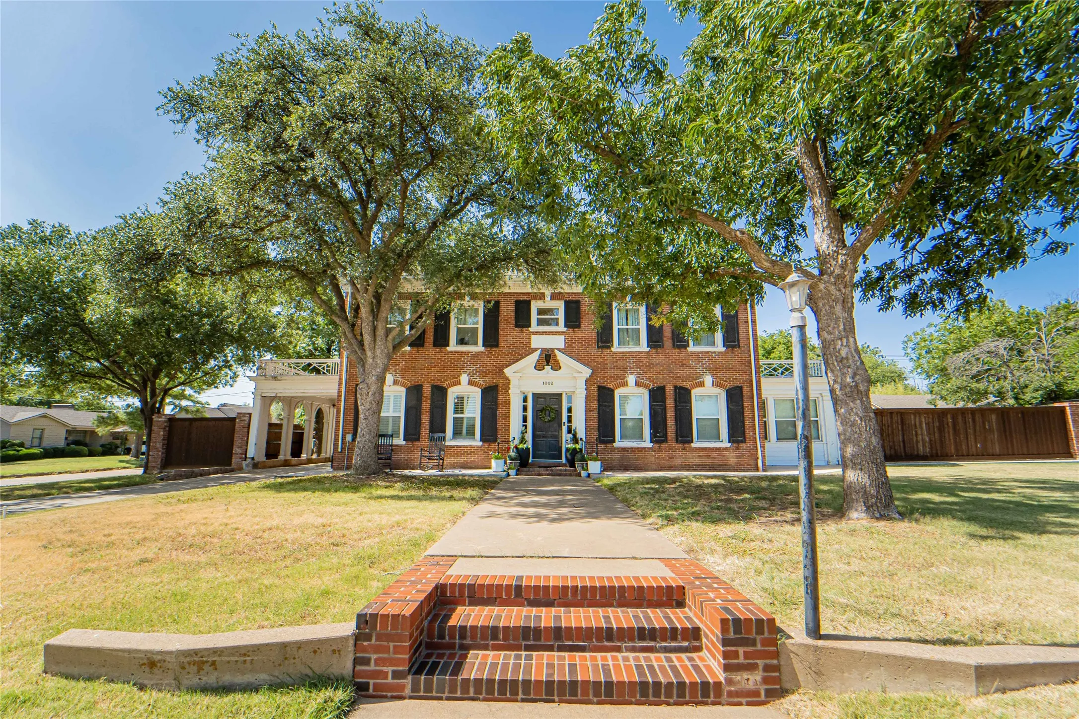Single Family Residence For Sale in Stephens County , 1002 E Lindsey Street, Breckenridge, Texas 76424, 3 Bedroom, 5 Bathroom, 2 Garage spaces, 3,722 Sqft, built in 1956, mls#21303374, Real Estate Agent in Breckenridge, Homes For Sale in Stephens county, Homes For Sale in Breckenridge, Realtor in Breckenridge Texas, Real Estate Brokerage Independent Realty Texas, Luminita Cordes Realtor