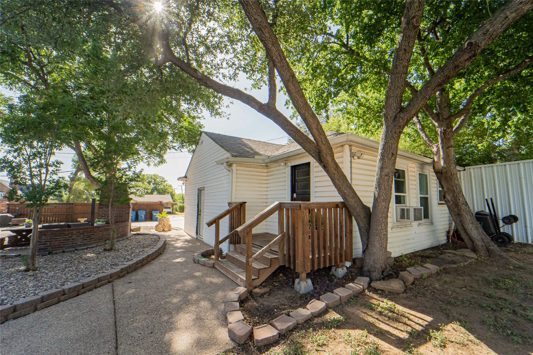Single Family Residence For Sale in Stephens County , 1002 E Lindsey Street, Breckenridge, Texas 76424, 3 Bedroom, 5 Bathroom, 2 Garage spaces, 3,722 Sqft, built in 1956, mls#21303374, Real Estate Agent in Breckenridge, Homes For Sale in Stephens county, Homes For Sale in Breckenridge, Realtor in Breckenridge Texas, Real Estate Brokerage Independent Realty Texas, Luminita Cordes Realtor