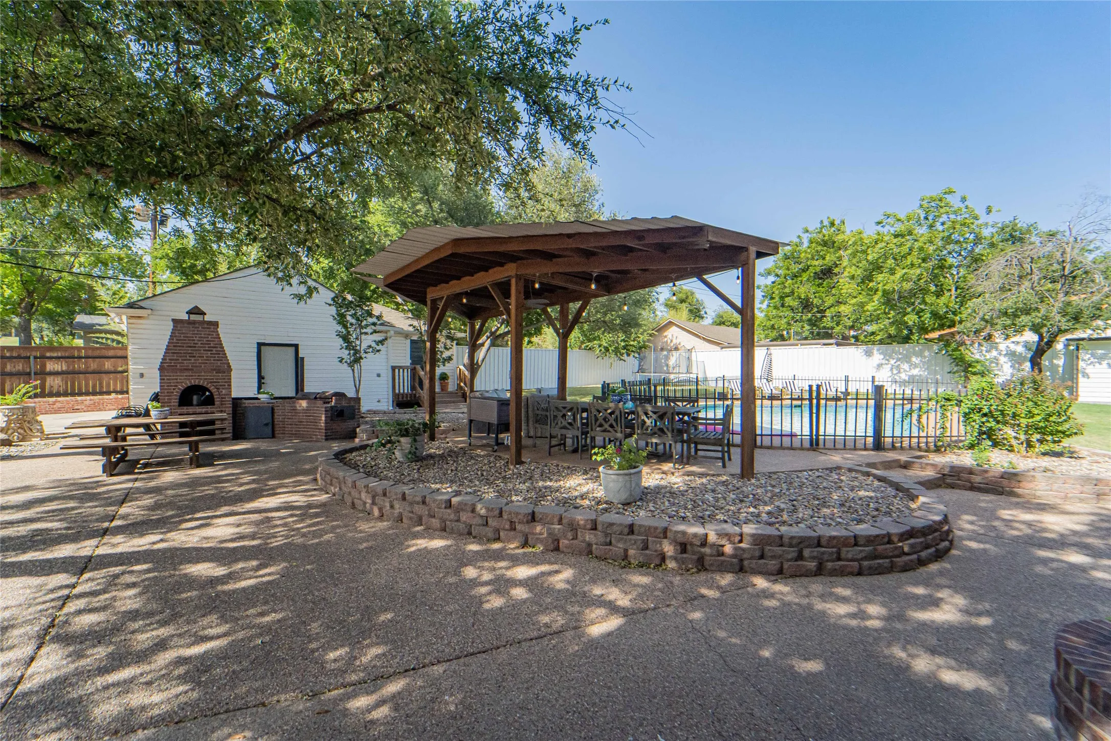 Single Family Residence For Sale in Stephens County , 1002 E Lindsey Street, Breckenridge, Texas 76424, 3 Bedroom, 5 Bathroom, 2 Garage spaces, 3,722 Sqft, built in 1956, mls#21303374, Real Estate Agent in Breckenridge, Homes For Sale in Stephens county, Homes For Sale in Breckenridge, Realtor in Breckenridge Texas, Real Estate Brokerage Independent Realty Texas, Luminita Cordes Realtor
