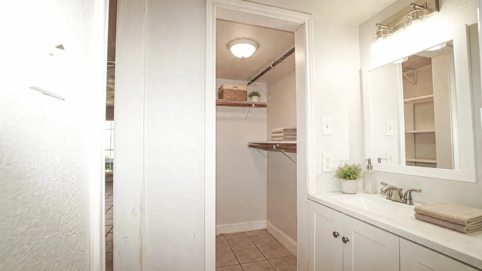 Condominium For Rent in Dallas County , 5638 Marina Drive 22, Garland, Texas 75043, 1 Bedroom, 1 Bathroom, Garage spaces, 510 Sqft, built in 1974, Price $1,000, mls#21316561, Real Estate Agent in Garland, Homes For Rent in Dallas county, Homes For Rent in Garland, Realtor in Garland Texas, Real Estate Brokerage Independent Realty Texas, Luminita Cordes Realtor