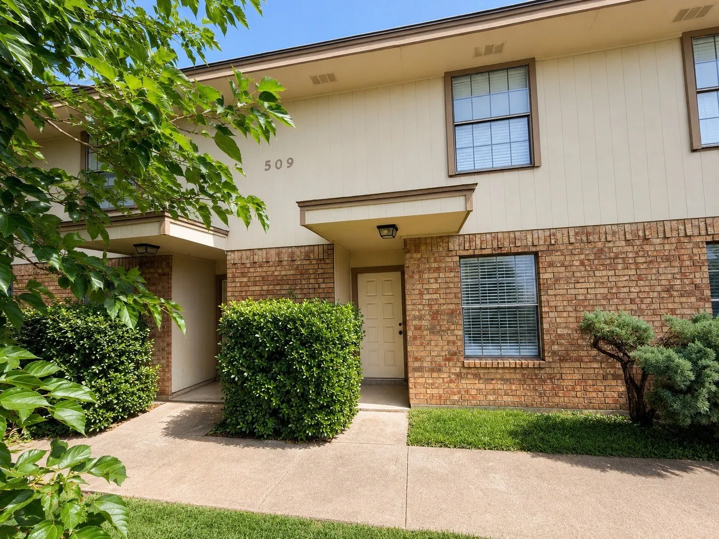 Townhouse For Rent in Tarrant County , 509 S Beverly Street 3, Crowley, Texas 76036, 2 Bedroom, 2 Bathroom, Garage spaces, 1,136 Sqft, built in 1983, mls#21317063, Real Estate Agent in Crowley, Homes For Rent in Tarrant county, Homes For Rent in Crowley, Realtor in Crowley Texas, Real Estate Brokerage Independent Realty Texas, Luminita Cordes Realtor