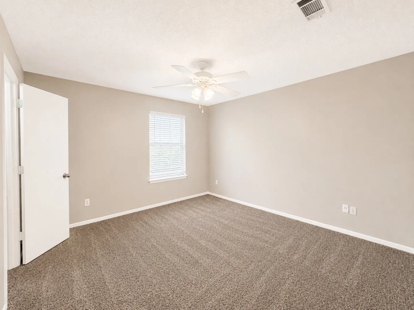 Townhouse For Rent in Tarrant County , 509 S Beverly Street 3, Crowley, Texas 76036, 2 Bedroom, 2 Bathroom, Garage spaces, 1,136 Sqft, built in 1983, mls#21317063, Real Estate Agent in Crowley, Homes For Rent in Tarrant county, Homes For Rent in Crowley, Realtor in Crowley Texas, Real Estate Brokerage Independent Realty Texas, Luminita Cordes Realtor