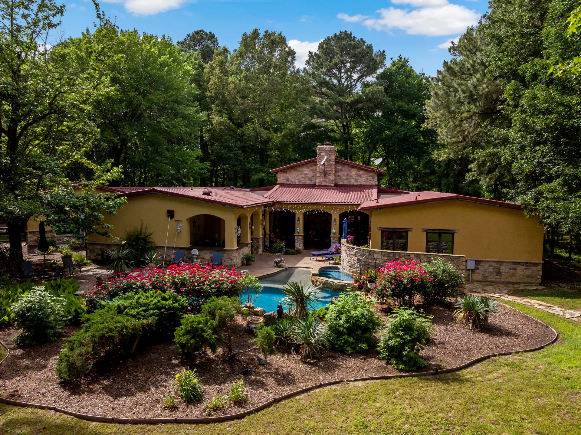 Single Family Residence For Sale in Camp County , 660 County Road 1334, Pittsburg, Texas 75686, 4 Bedroom, 4 Bathroom, 2 Garage spaces, 3,576 Sqft, built in 2007, mls#21316600, Real Estate Agent in Pittsburg, Homes For Sale in Camp county, Homes For Sale in Pittsburg, Realtor in Pittsburg Texas, Real Estate Brokerage Independent Realty Texas, Luminita Cordes Realtor