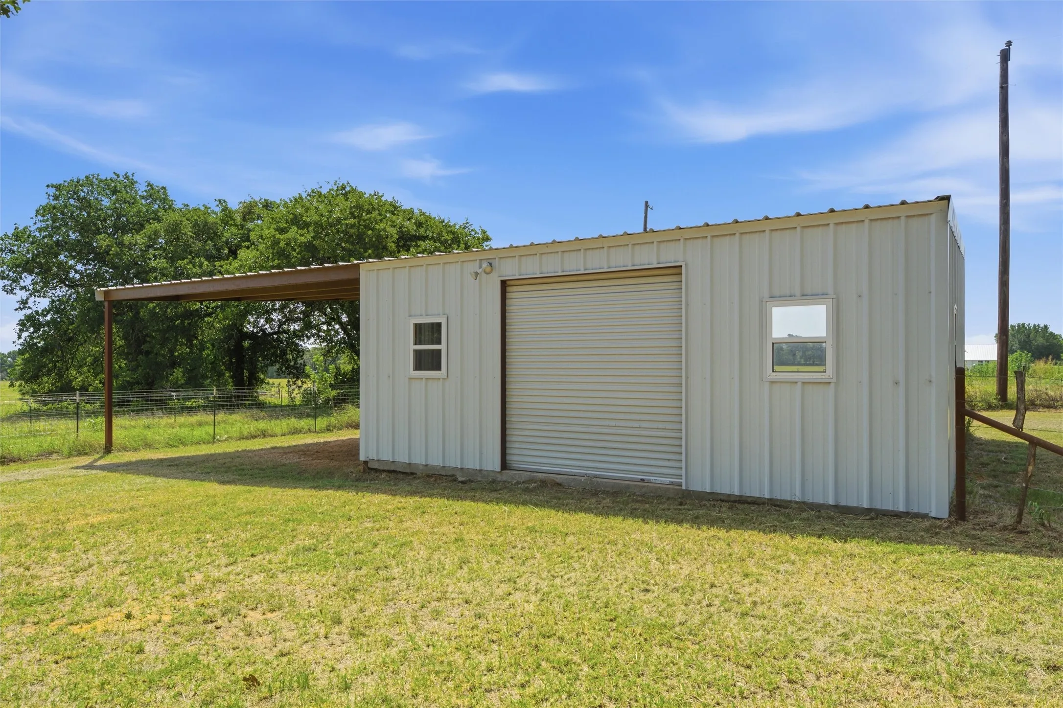 Mobile Home For Sale in Hill County , 714 Hcr 1248, Whitney, Texas 76692, 2 Bedroom, 2 Bathroom, Garage spaces, 1,088 Sqft, built in 2009, mls#21316012, Real Estate Agent in Whitney, Homes For Sale in Hill county, Homes For Sale in Whitney, Realtor in Whitney Texas, Real Estate Brokerage Independent Realty Texas, Luminita Cordes Realtor