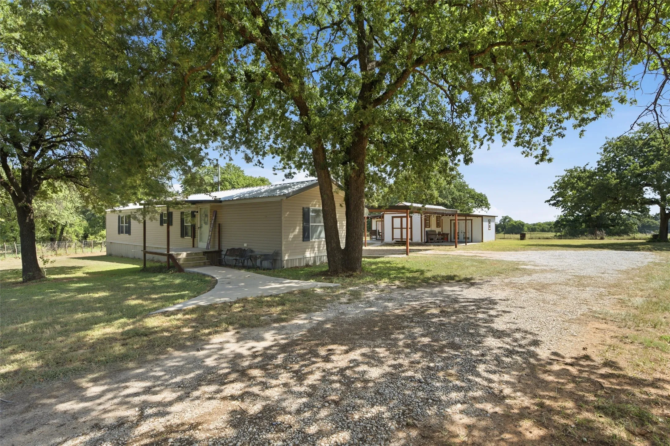Mobile Home For Sale in Hill County , 714 Hcr 1248, Whitney, Texas 76692, 2 Bedroom, 2 Bathroom, Garage spaces, 1,088 Sqft, built in 2009, mls#21316012, Real Estate Agent in Whitney, Homes For Sale in Hill county, Homes For Sale in Whitney, Realtor in Whitney Texas, Real Estate Brokerage Independent Realty Texas, Luminita Cordes Realtor