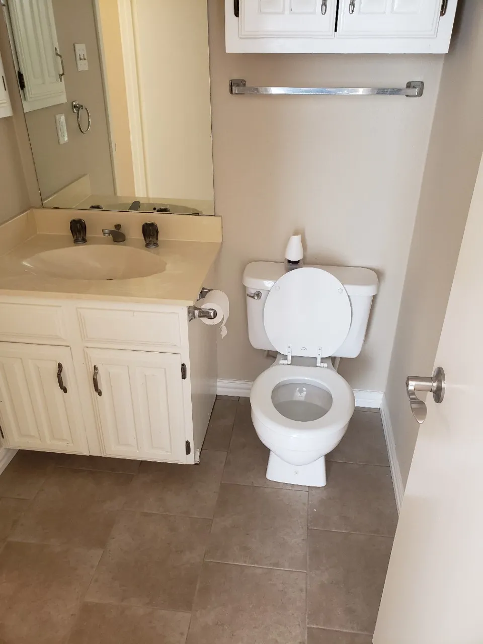 1/2 bath by breakfast room