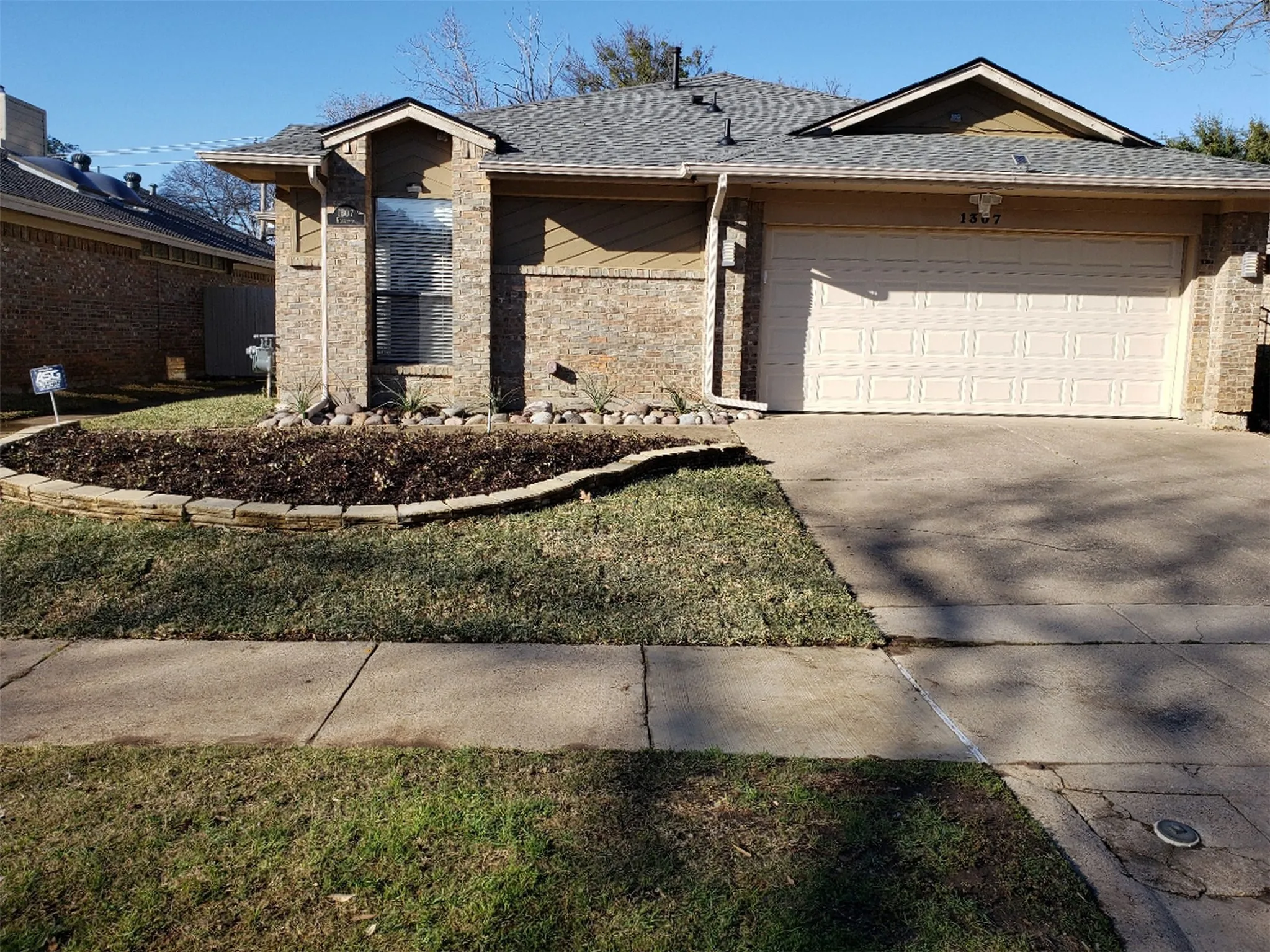 Single Family Residence For Sale in Tarrant County , 1307 Boardwalk Street, Arlington, Texas 76011, 3 Bedroom, 3 Bathroom, 2 Garage spaces, 2,037 Sqft, built in 1983, mls#21317131, Real Estate Agent in Arlington, Homes For Sale in Tarrant county, Homes For Sale in Arlington, Realtor in Arlington Texas, Real Estate Brokerage Independent Realty Texas, Luminita Cordes Realtor