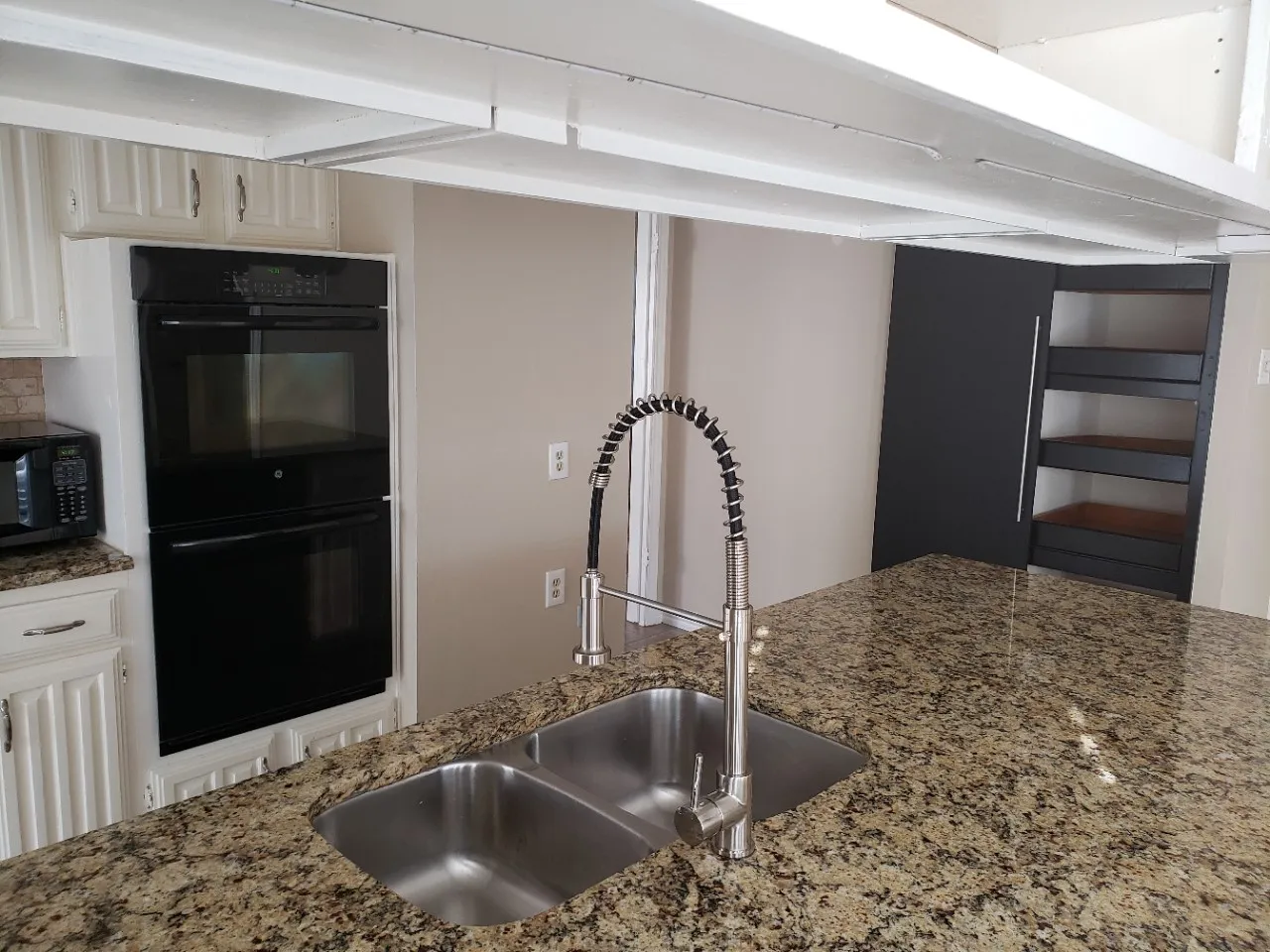 Single Family Residence For Sale in Tarrant County , 1307 Boardwalk Street, Arlington, Texas 76011, 3 Bedroom, 3 Bathroom, 2 Garage spaces, 2,037 Sqft, built in 1983, mls#21317131, Real Estate Agent in Arlington, Homes For Sale in Tarrant county, Homes For Sale in Arlington, Realtor in Arlington Texas, Real Estate Brokerage Independent Realty Texas, Luminita Cordes Realtor