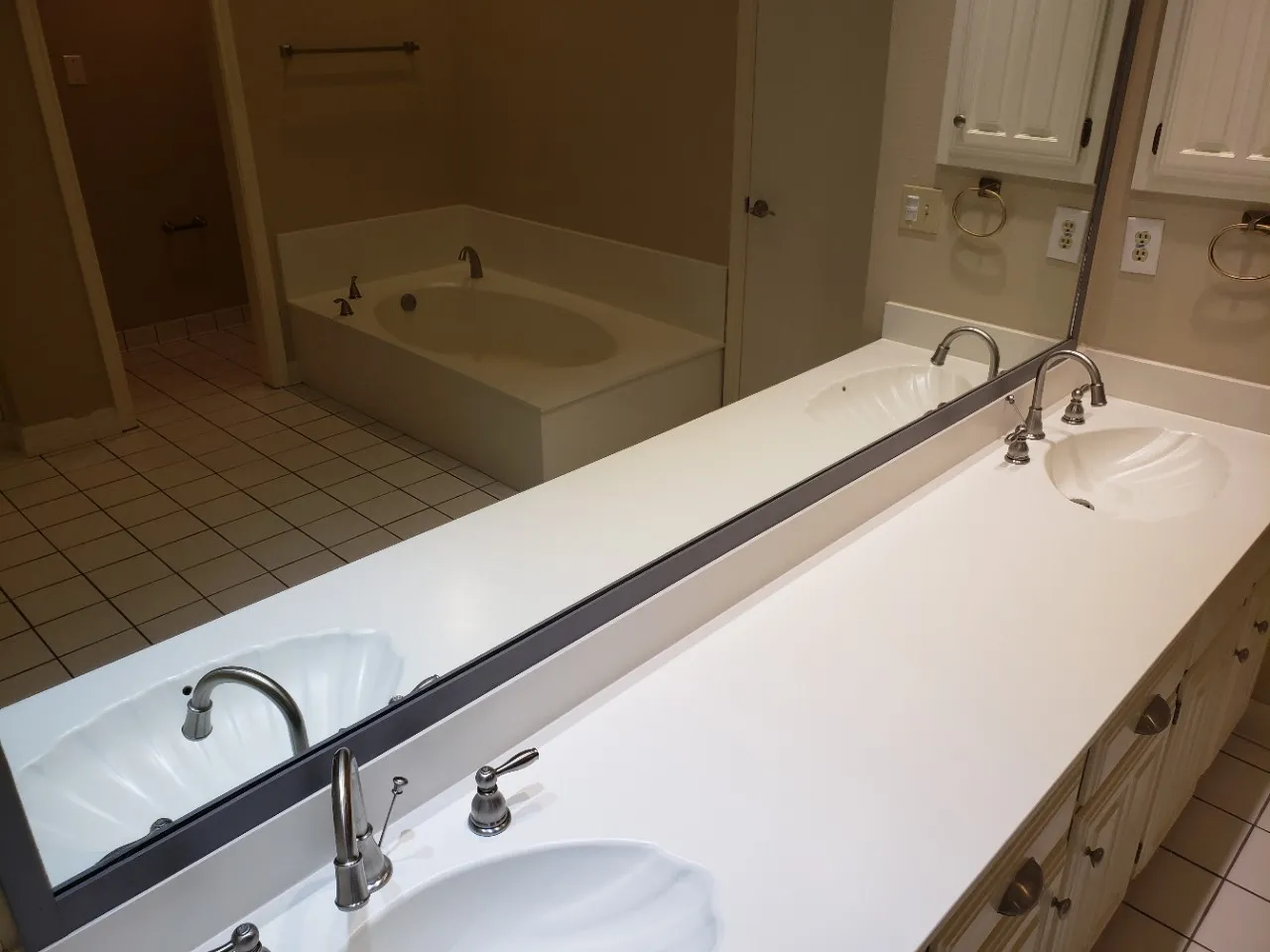 Single Family Residence For Sale in Tarrant County , 1307 Boardwalk Street, Arlington, Texas 76011, 3 Bedroom, 3 Bathroom, 2 Garage spaces, 2,037 Sqft, built in 1983, mls#21317131, Real Estate Agent in Arlington, Homes For Sale in Tarrant county, Homes For Sale in Arlington, Realtor in Arlington Texas, Real Estate Brokerage Independent Realty Texas, Luminita Cordes Realtor