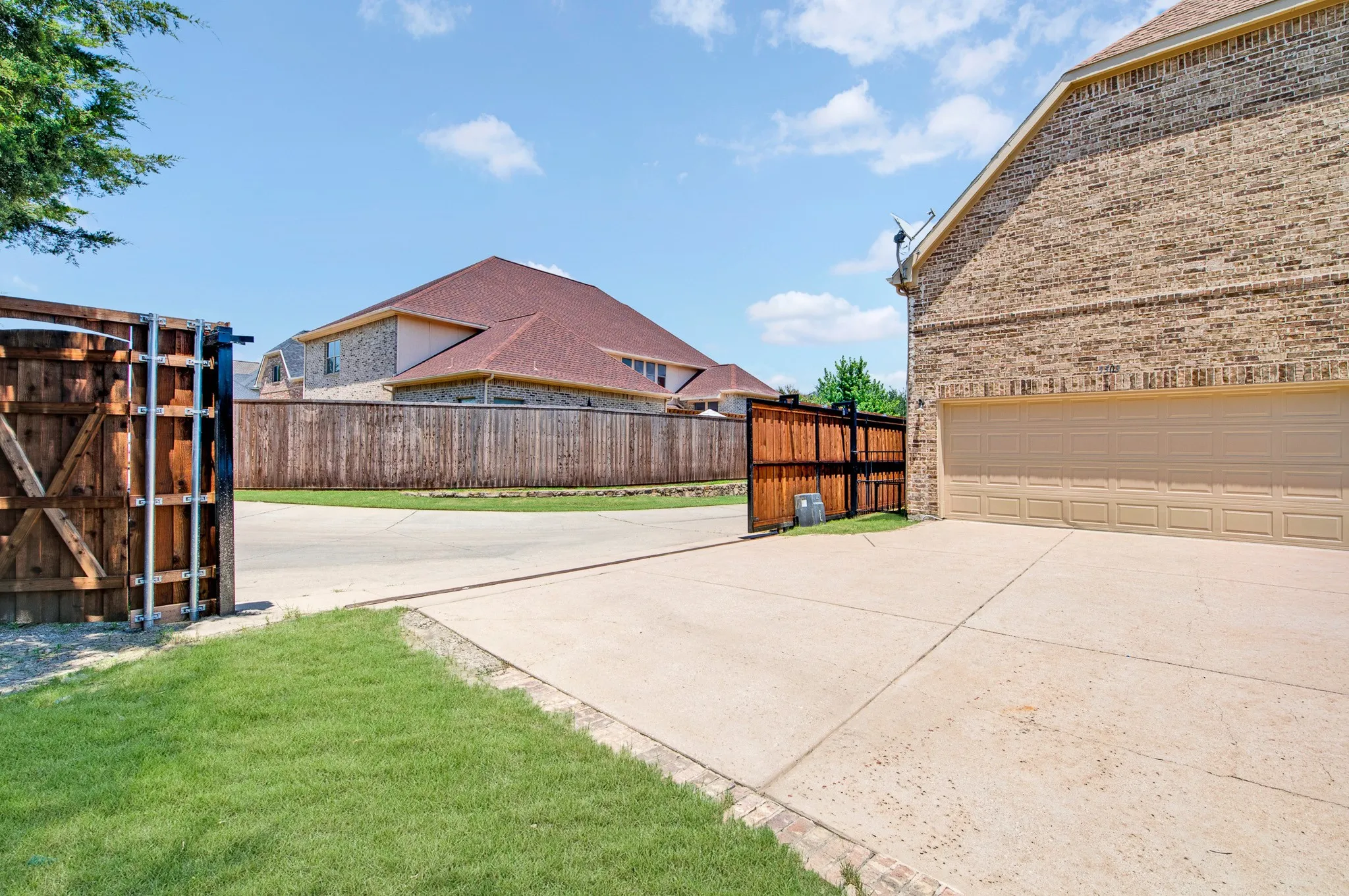 Swing garage with electronic gate for privacy and even more yard space!!
