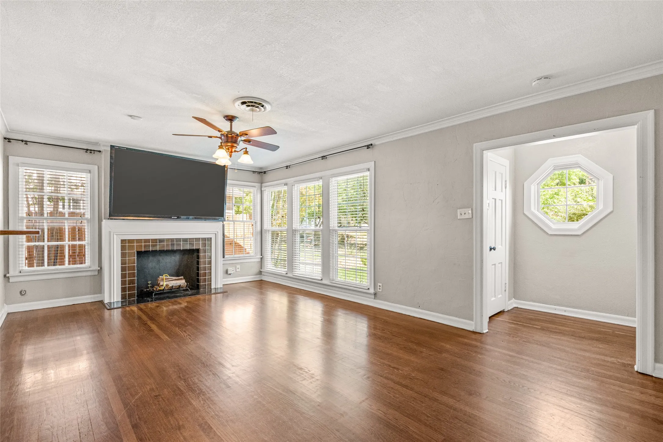 Single Family Residence For Sale in Tarrant County , 3901 Linden Avenue, Fort Worth, Texas 76107, 3 Bedroom, 2 Bathroom, 2 Garage spaces, 1,823 Sqft, built in 1942, mls#21316061, Real Estate Agent in Fort Worth, Homes For Sale in Tarrant county, Homes For Sale in Fort Worth, Realtor in Fort Worth Texas, Real Estate Brokerage Independent Realty Texas, Luminita Cordes Realtor