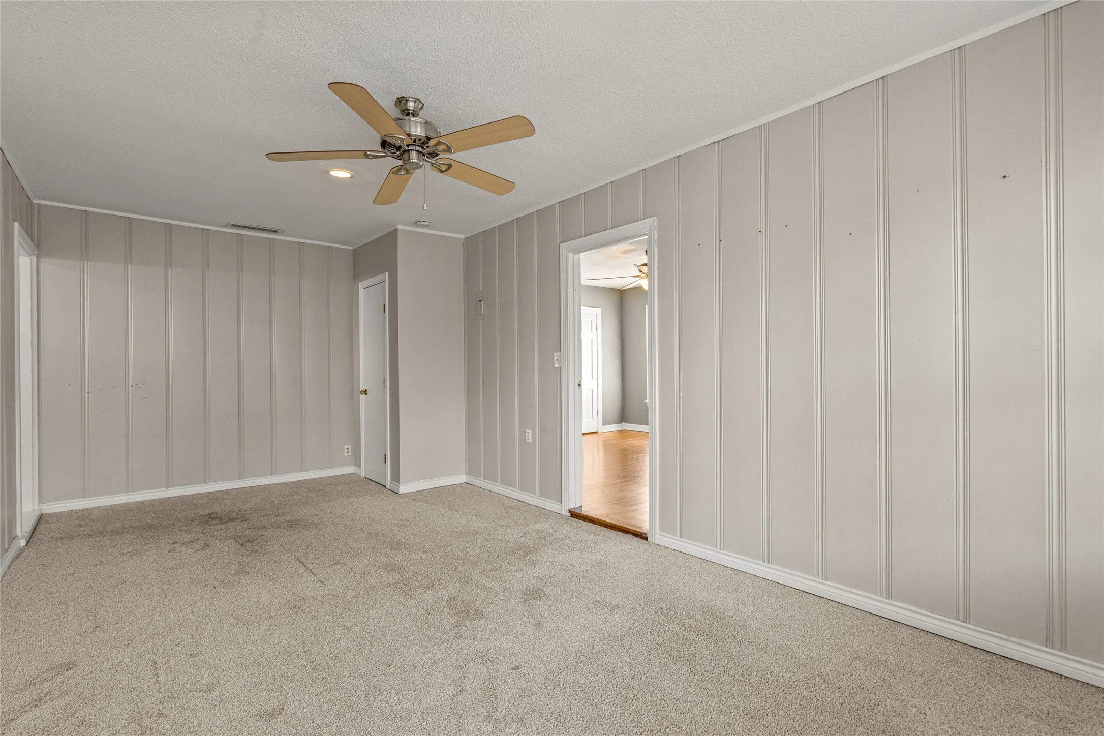 Single Family Residence For Sale in Tarrant County , 3901 Linden Avenue, Fort Worth, Texas 76107, 3 Bedroom, 2 Bathroom, 2 Garage spaces, 1,823 Sqft, built in 1942, mls#21316061, Real Estate Agent in Fort Worth, Homes For Sale in Tarrant county, Homes For Sale in Fort Worth, Realtor in Fort Worth Texas, Real Estate Brokerage Independent Realty Texas, Luminita Cordes Realtor
